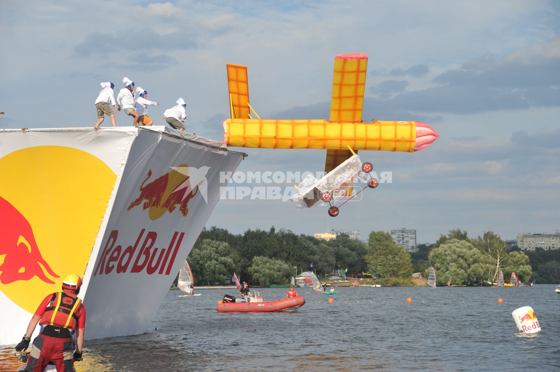 7 августа 2011 в Строгинской пойме Москвы-реки, состоялся Red Bull Flugtag, Парад самых разнообразных самодельных летательных аппаратов.