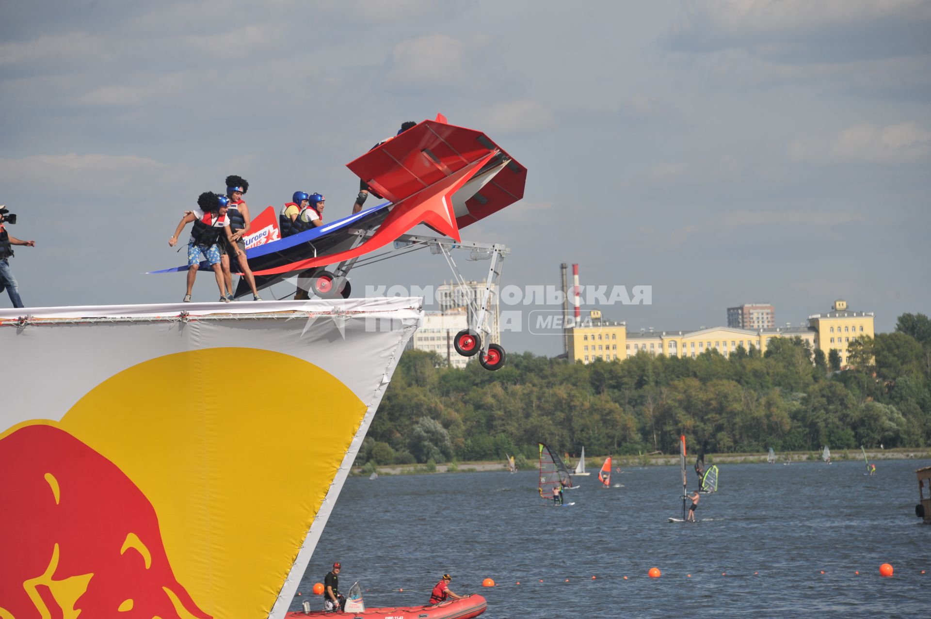 7 августа 2011 в Строгинской пойме Москвы-реки, состоялся Red Bull Flugtag, Парад самых разнообразных самодельных летательных аппаратов.