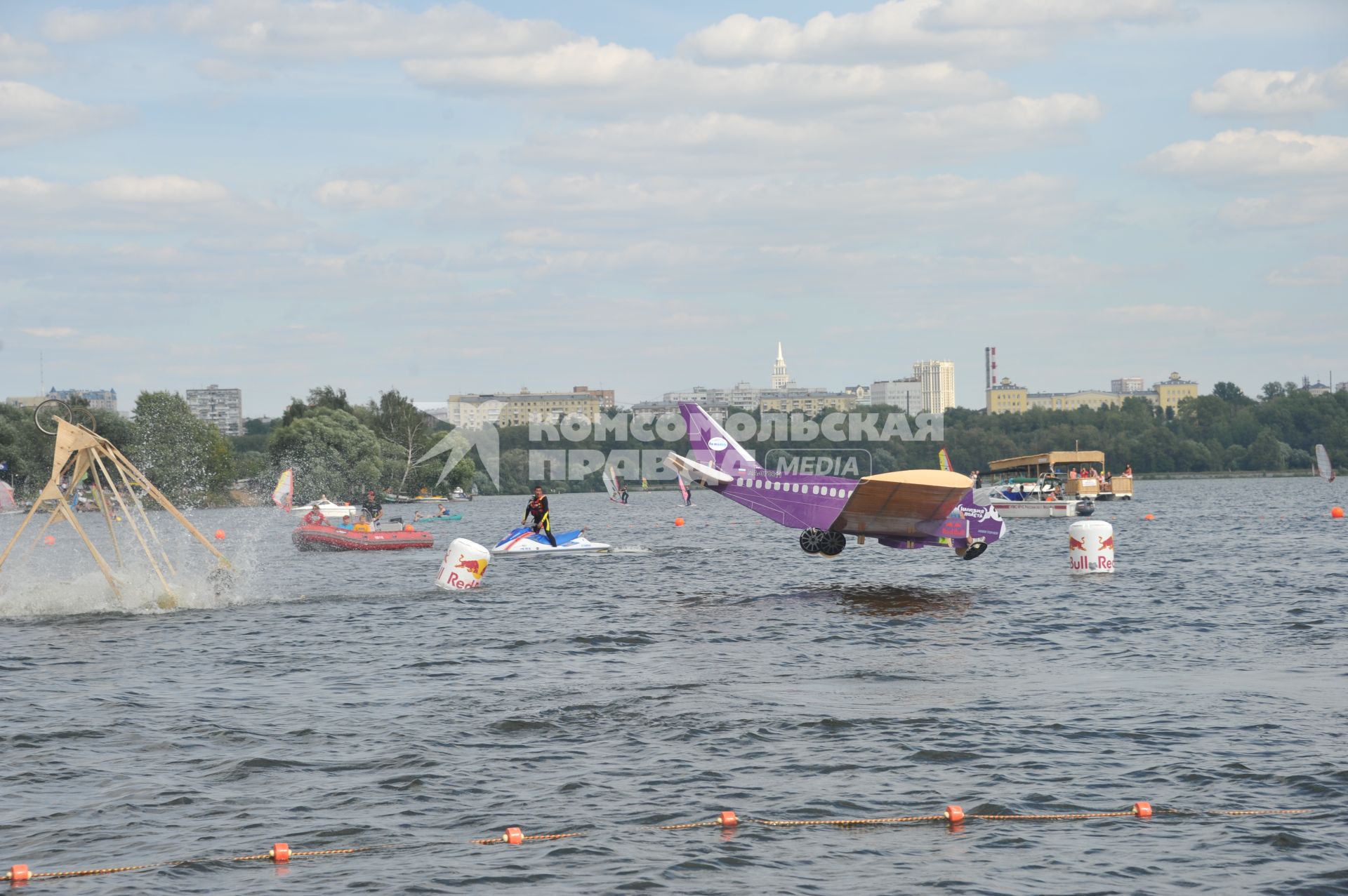 7 августа 2011 в Строгинской пойме Москвы-реки, состоялся Red Bull Flugtag, Парад самых разнообразных самодельных летательных аппаратов.