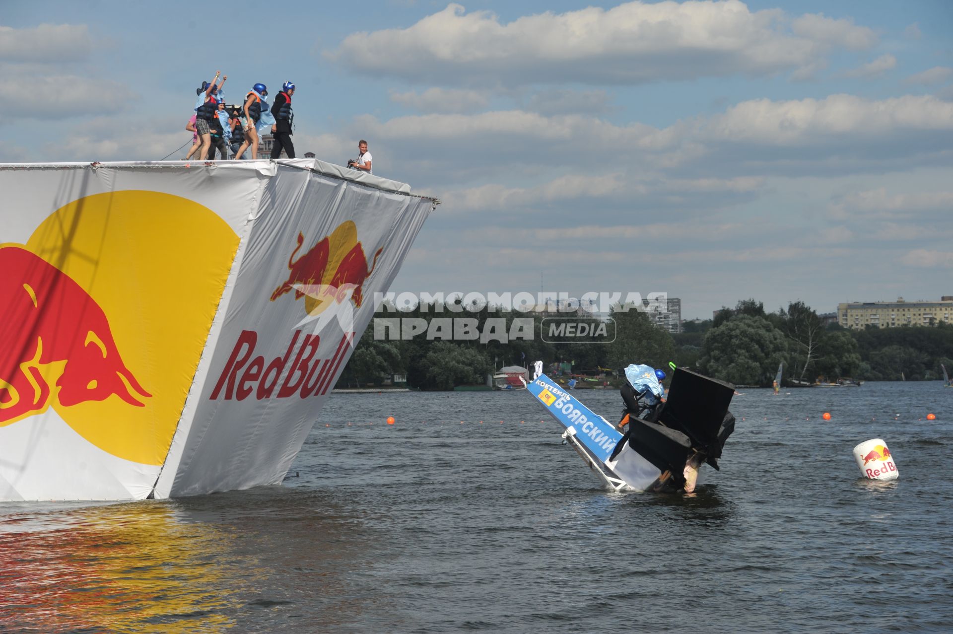 7 августа 2011 в Строгинской пойме Москвы-реки, состоялся Red Bull Flugtag, Парад самых разнообразных самодельных летательных аппаратов.