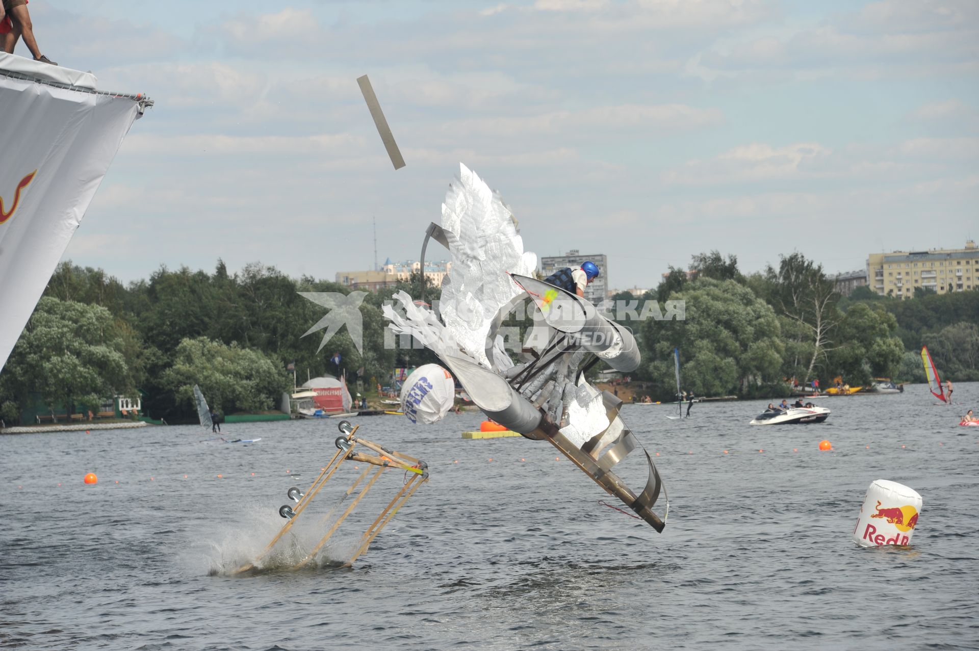 7 августа 2011 в Строгинской пойме Москвы-реки, состоялся Red Bull Flugtag, Парад самых разнообразных самодельных летательных аппаратов.