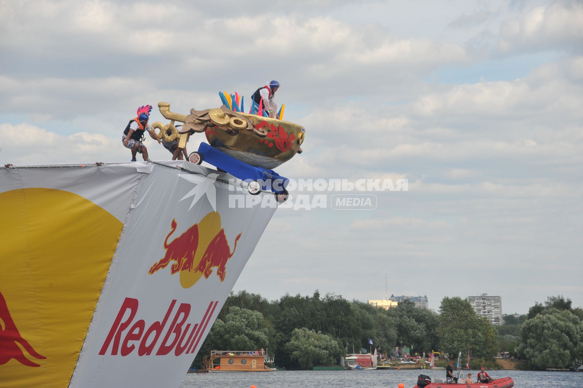 7 августа 2011 в Строгинской пойме Москвы-реки, состоялся Red Bull Flugtag, Парад самых разнообразных самодельных летательных аппаратов.