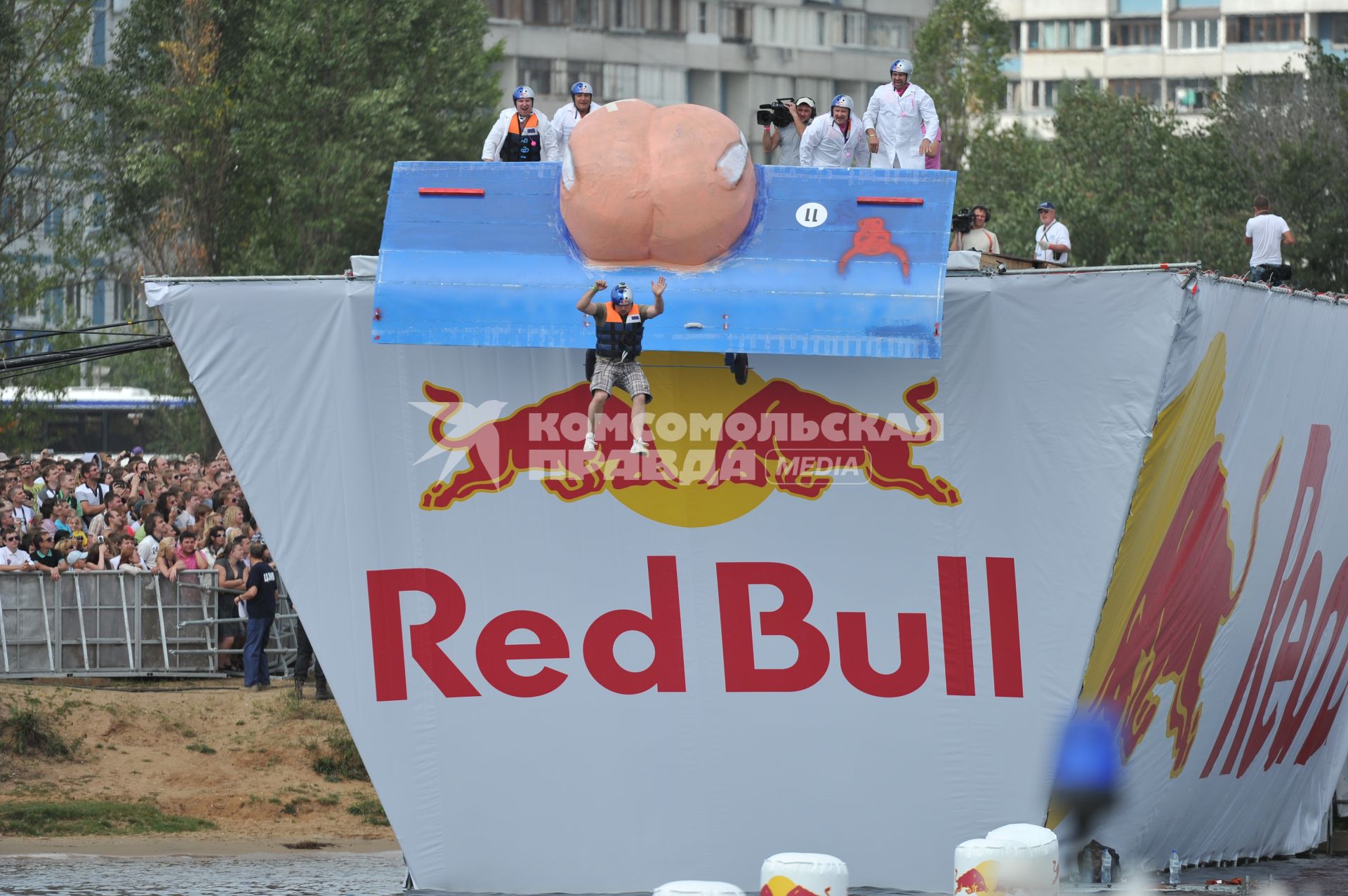 7 августа 2011 в Строгинской пойме Москвы-реки, состоялся Red Bull Flugtag, Парад самых разнообразных самодельных летательных аппаратов.