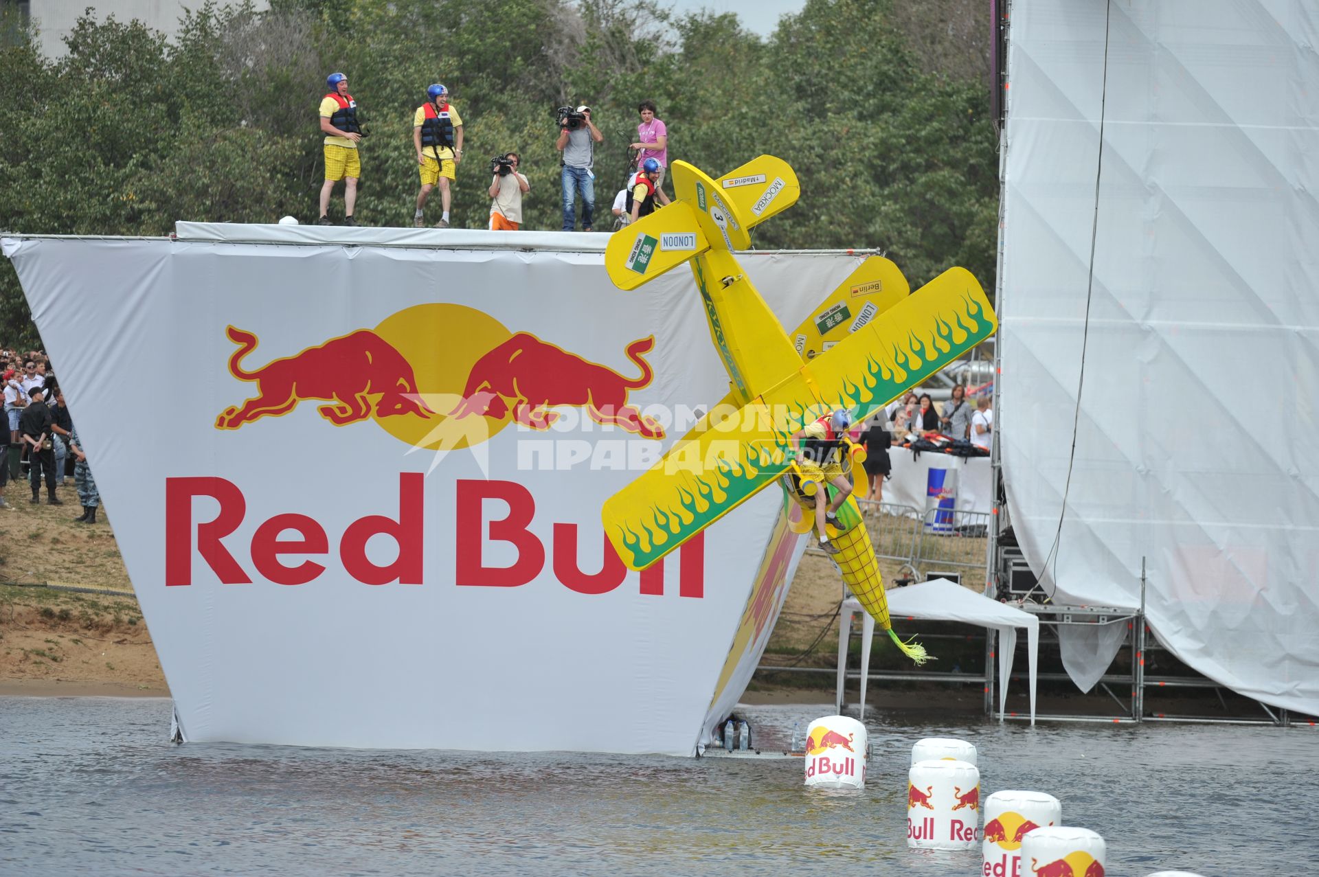 7 августа 2011 в Строгинской пойме Москвы-реки, состоялся Red Bull Flugtag, Парад самых разнообразных самодельных летательных аппаратов.