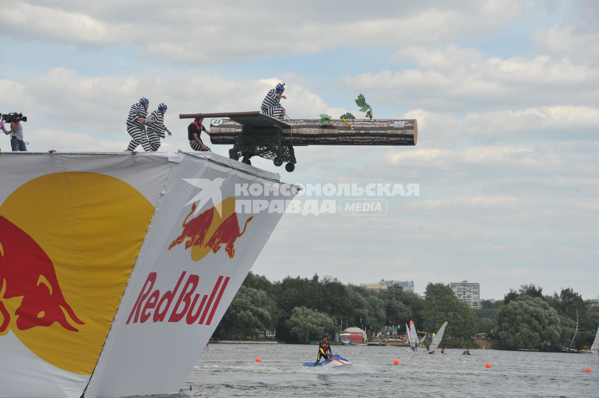 7 августа 2011 в Строгинской пойме Москвы-реки, состоялся Red Bull Flugtag, Парад самых разнообразных самодельных летательных аппаратов.