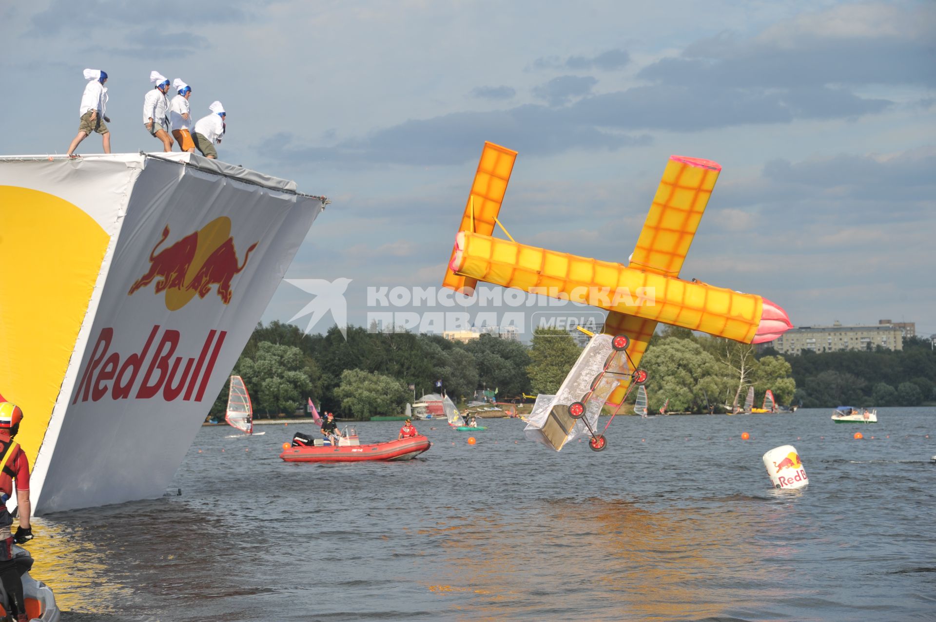 7 августа 2011 в Строгинской пойме Москвы-реки, состоялся Red Bull Flugtag, Парад самых разнообразных самодельных летательных аппаратов.