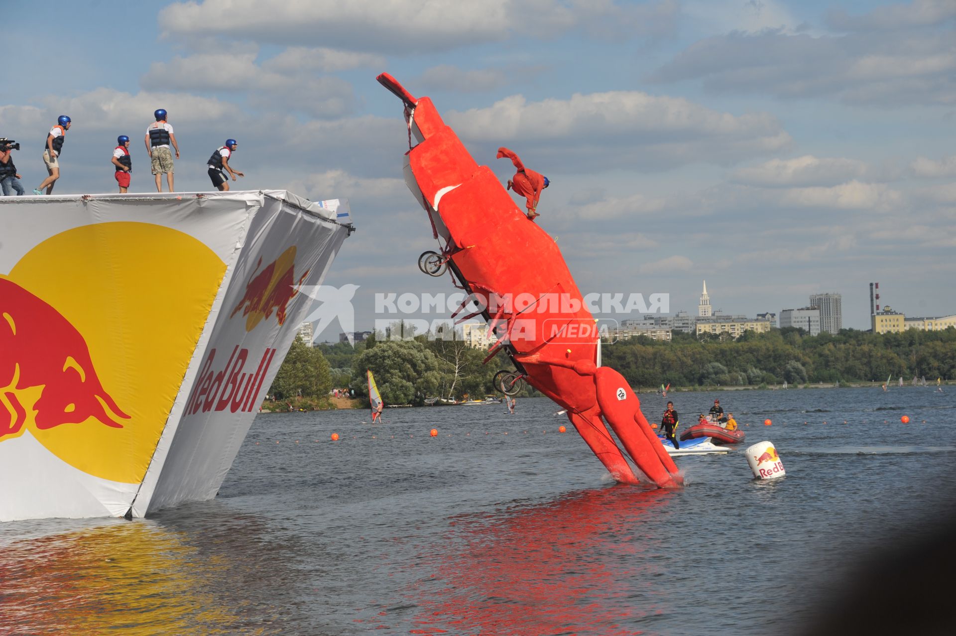 7 августа 2011 в Строгинской пойме Москвы-реки, состоялся Red Bull Flugtag, Парад самых разнообразных самодельных летательных аппаратов.