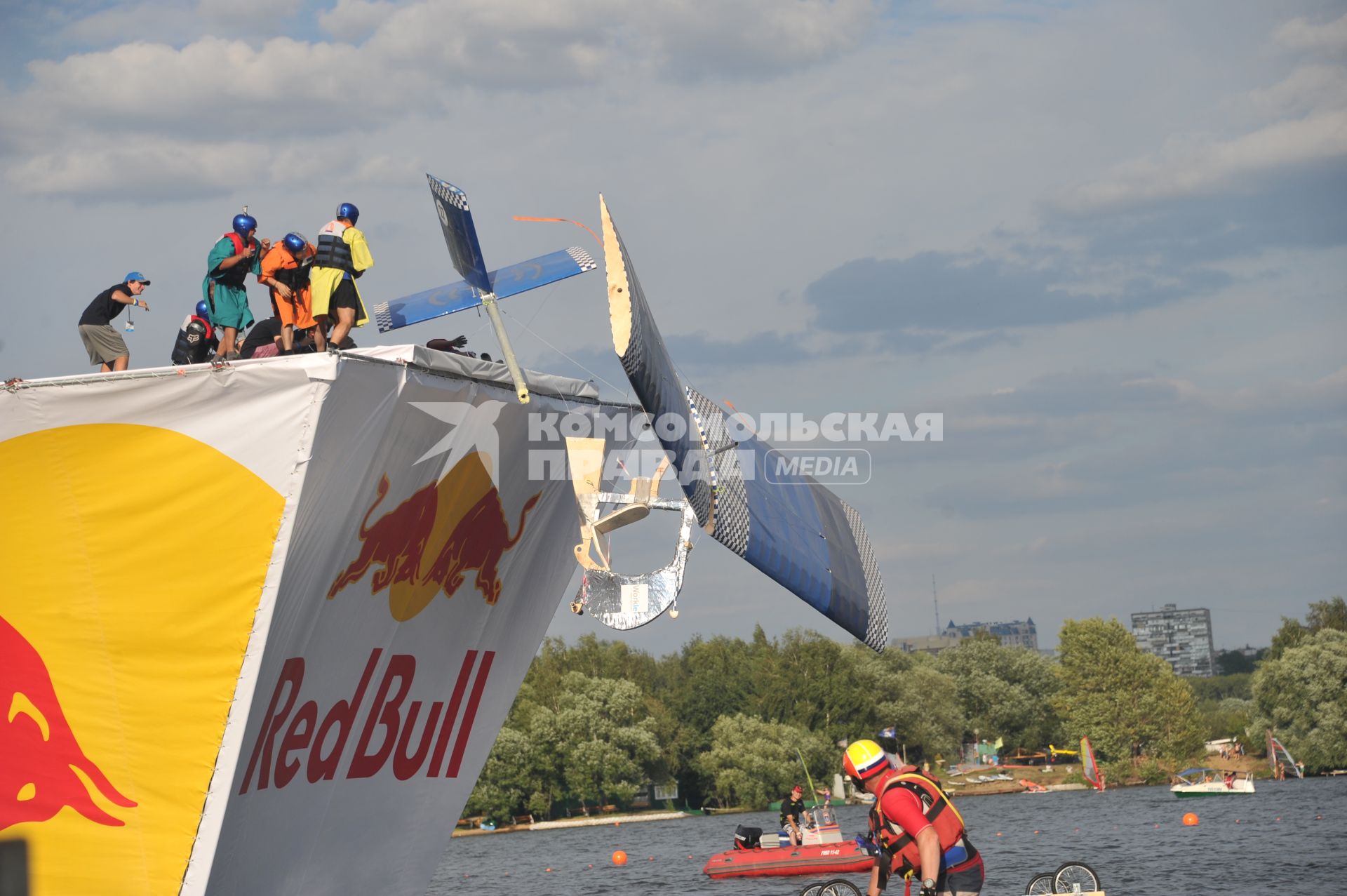 7 августа 2011 в Строгинской пойме Москвы-реки, состоялся Red Bull Flugtag, Парад самых разнообразных самодельных летательных аппаратов.