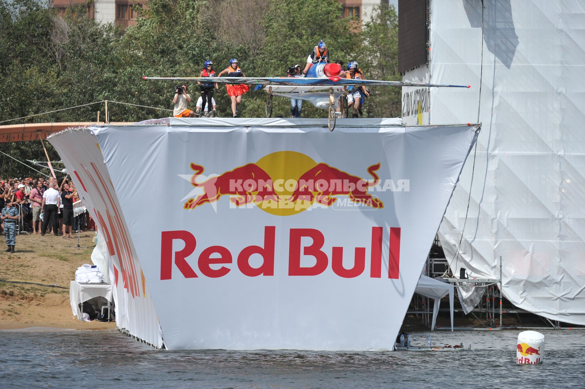 7 августа 2011 в Строгинской пойме Москвы-реки, состоялся Red Bull Flugtag, Парад самых разнообразных самодельных летательных аппаратов.