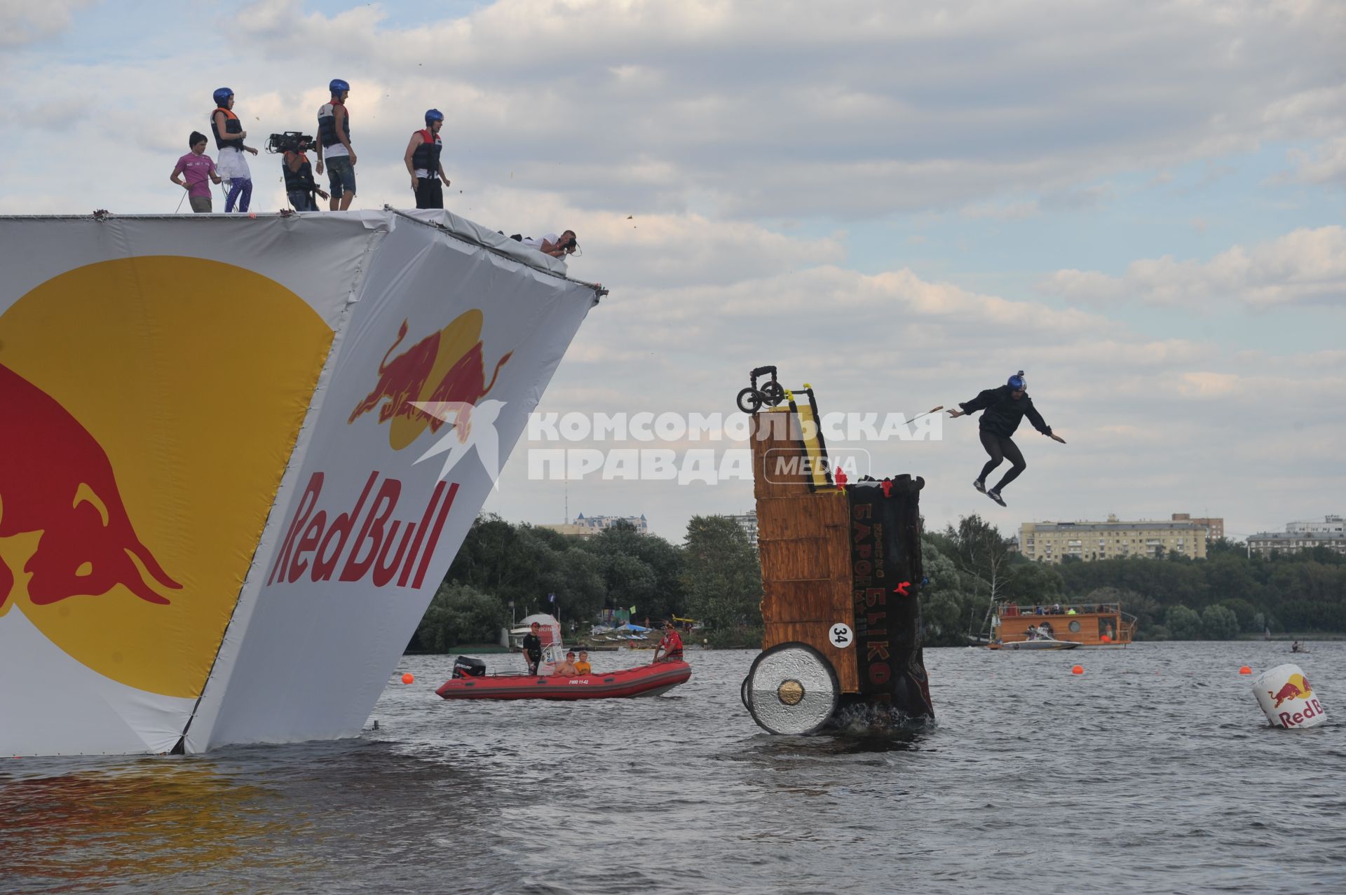 7 августа 2011 в Строгинской пойме Москвы-реки, состоялся Red Bull Flugtag, Парад самых разнообразных самодельных летательных аппаратов.