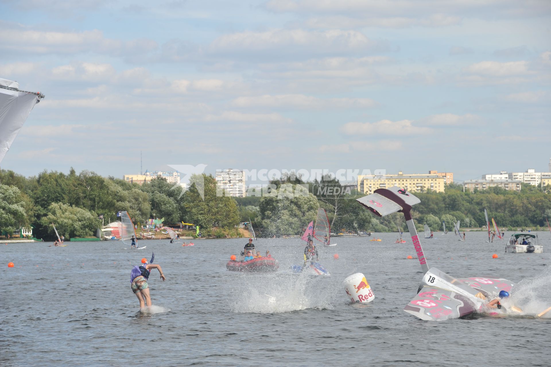 7 августа 2011 в Строгинской пойме Москвы-реки, состоялся Red Bull Flugtag, Парад самых разнообразных самодельных летательных аппаратов.