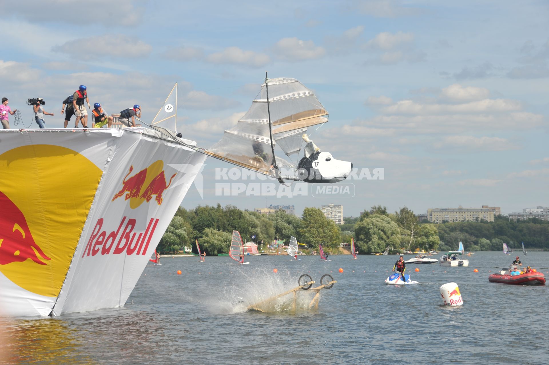 7 августа 2011 в Строгинской пойме Москвы-реки, состоялся Red Bull Flugtag, Парад самых разнообразных самодельных летательных аппаратов.