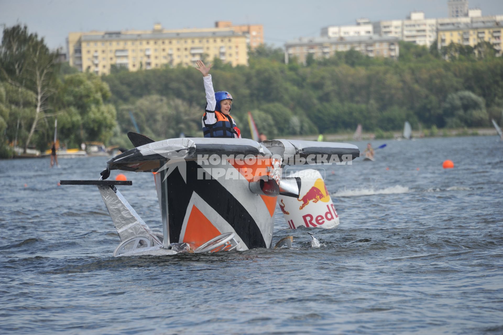 7 августа 2011 в Строгинской пойме Москвы-реки, состоялся Red Bull Flugtag, Парад самых разнообразных самодельных летательных аппаратов.