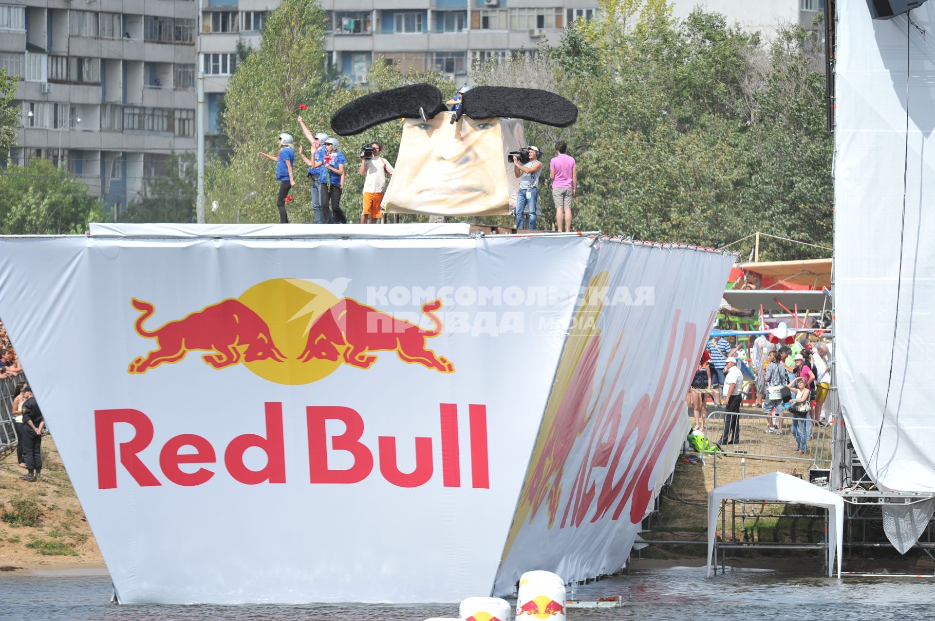 7 августа 2011 в Строгинской пойме Москвы-реки, состоялся Red Bull Flugtag, Парад самых разнообразных самодельных летательных аппаратов.