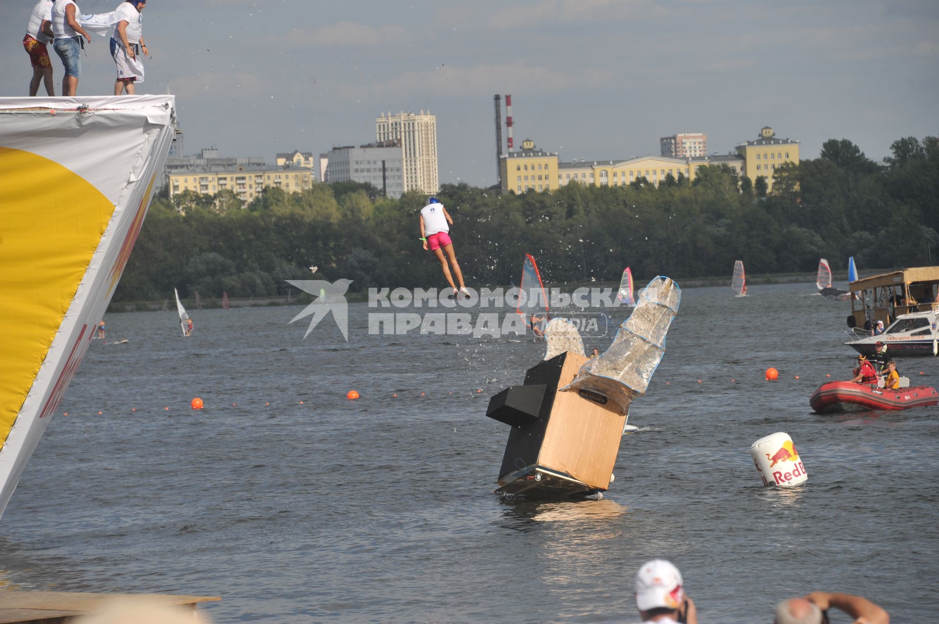 7 августа 2011 в Строгинской пойме Москвы-реки, состоялся Red Bull Flugtag, Парад самых разнообразных самодельных летательных аппаратов.