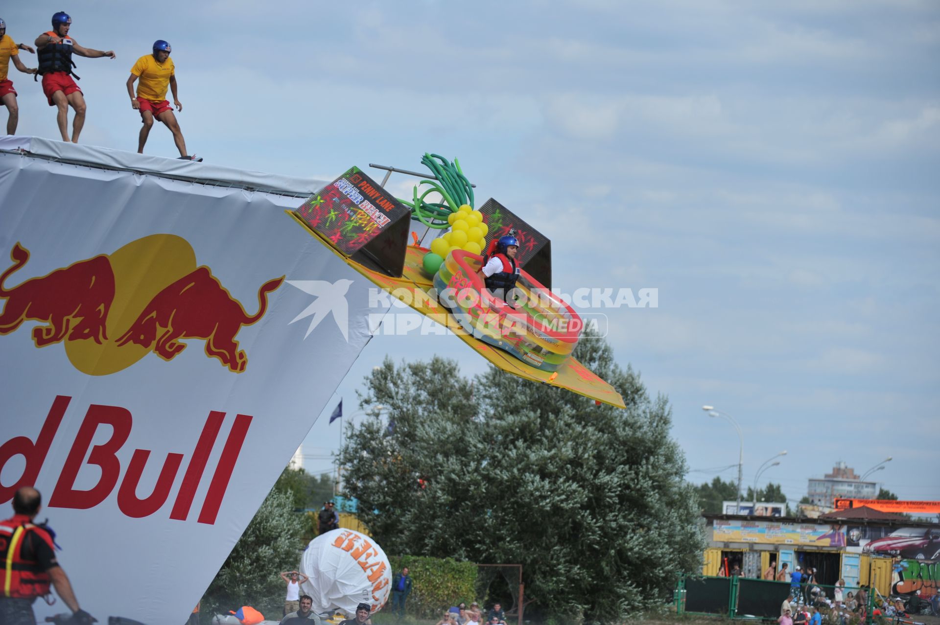 7 августа 2011 в Строгинской пойме Москвы-реки, состоялся Red Bull Flugtag, Парад самых разнообразных самодельных летательных аппаратов.