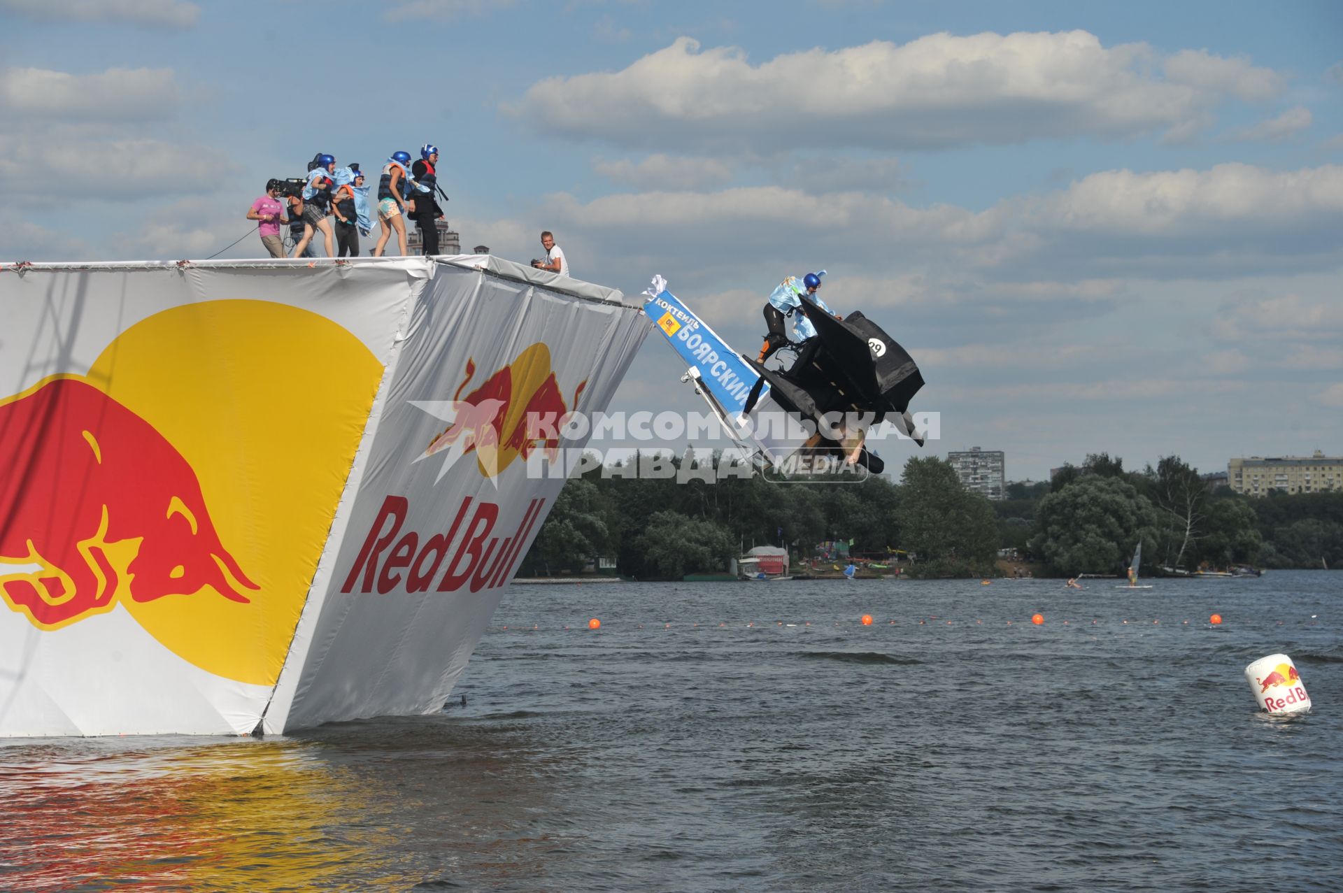 7 августа 2011 в Строгинской пойме Москвы-реки, состоялся Red Bull Flugtag, Парад самых разнообразных самодельных летательных аппаратов.