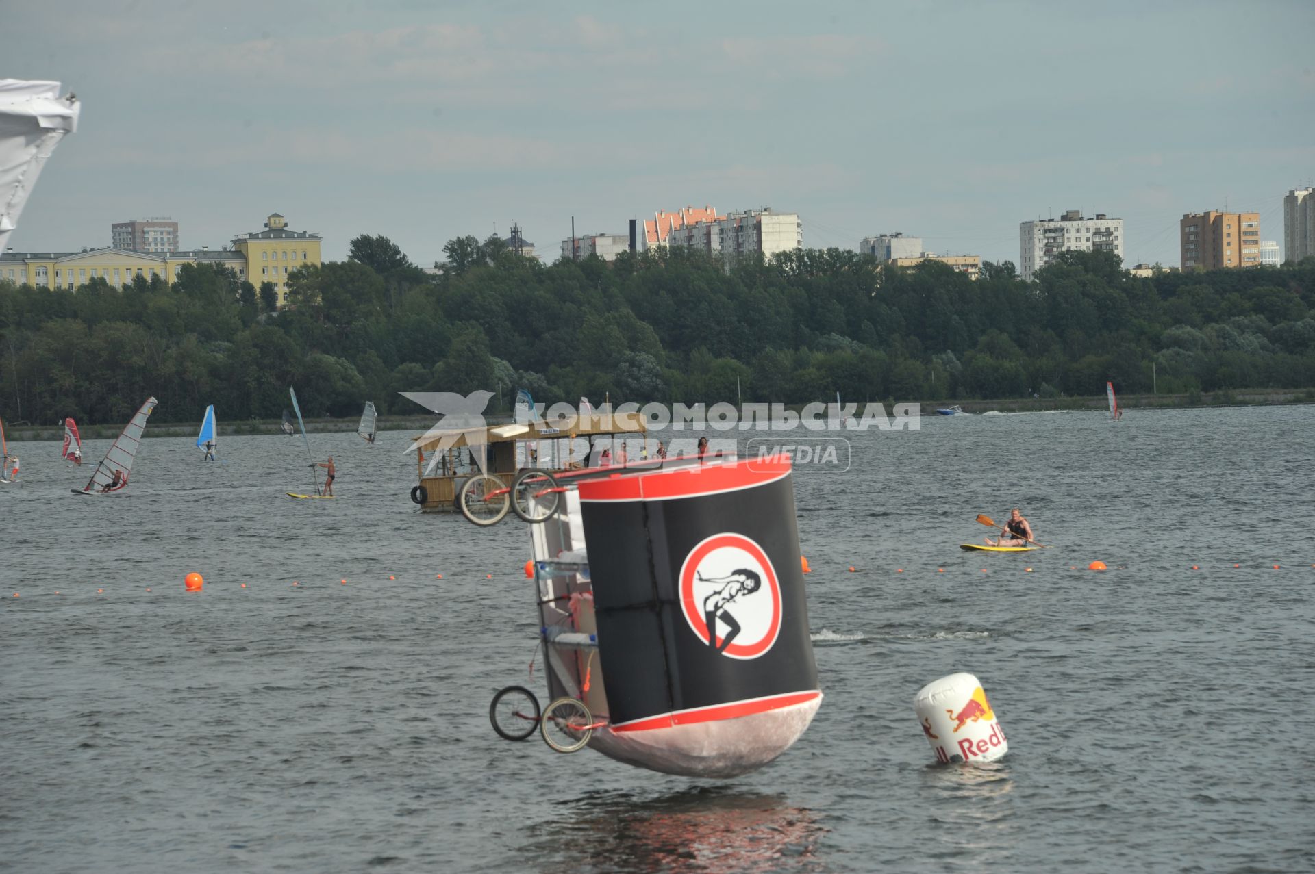 7 августа 2011 в Строгинской пойме Москвы-реки, состоялся Red Bull Flugtag, Парад самых разнообразных самодельных летательных аппаратов.