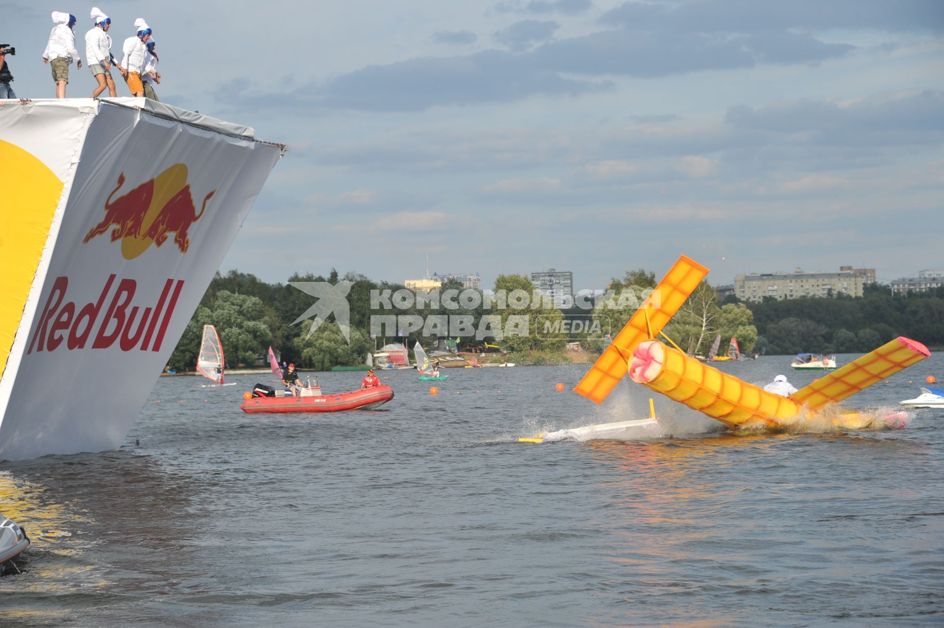 7 августа 2011 в Строгинской пойме Москвы-реки, состоялся Red Bull Flugtag, Парад самых разнообразных самодельных летательных аппаратов.