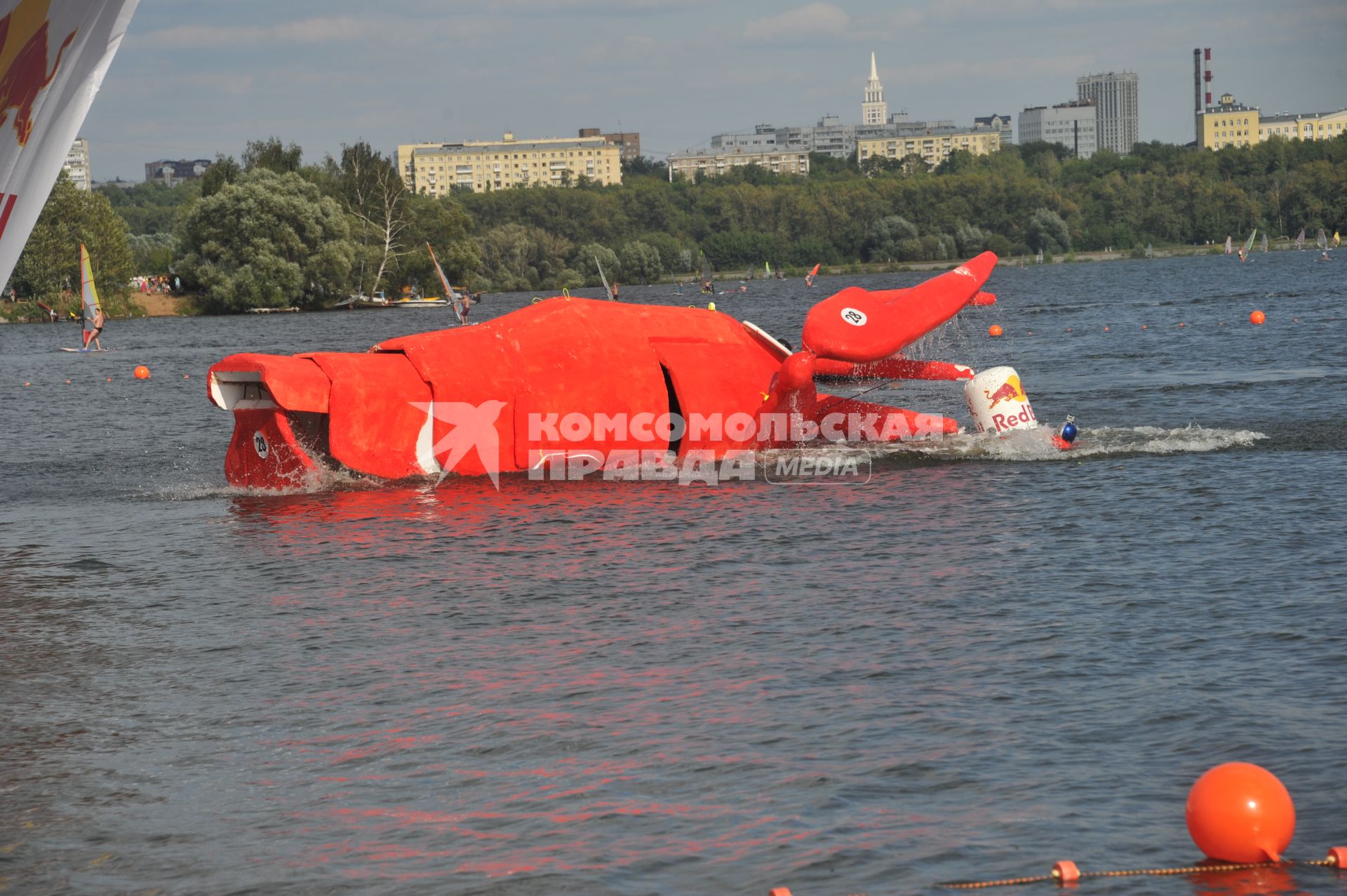 7 августа 2011 в Строгинской пойме Москвы-реки, состоялся Red Bull Flugtag, Парад самых разнообразных самодельных летательных аппаратов.