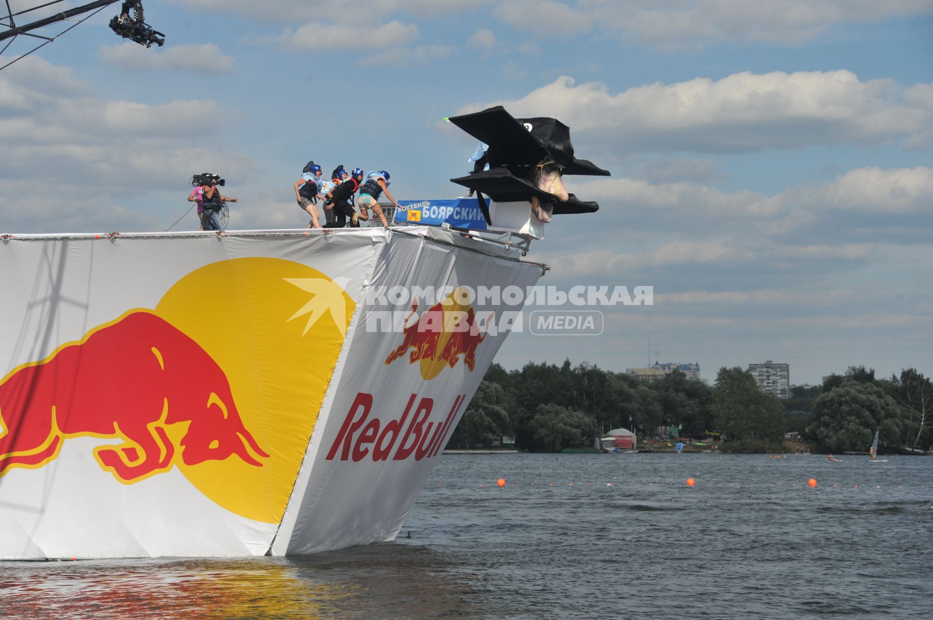 7 августа 2011 в Строгинской пойме Москвы-реки, состоялся Red Bull Flugtag, Парад самых разнообразных самодельных летательных аппаратов.