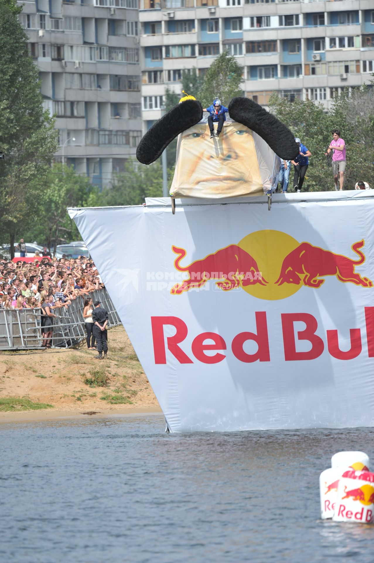 7 августа 2011 в Строгинской пойме Москвы-реки, состоялся Red Bull Flugtag, Парад самых разнообразных самодельных летательных аппаратов.