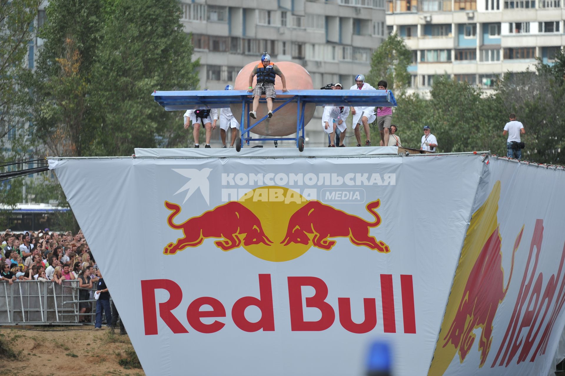 7 августа 2011 в Строгинской пойме Москвы-реки, состоялся Red Bull Flugtag, Парад самых разнообразных самодельных летательных аппаратов.