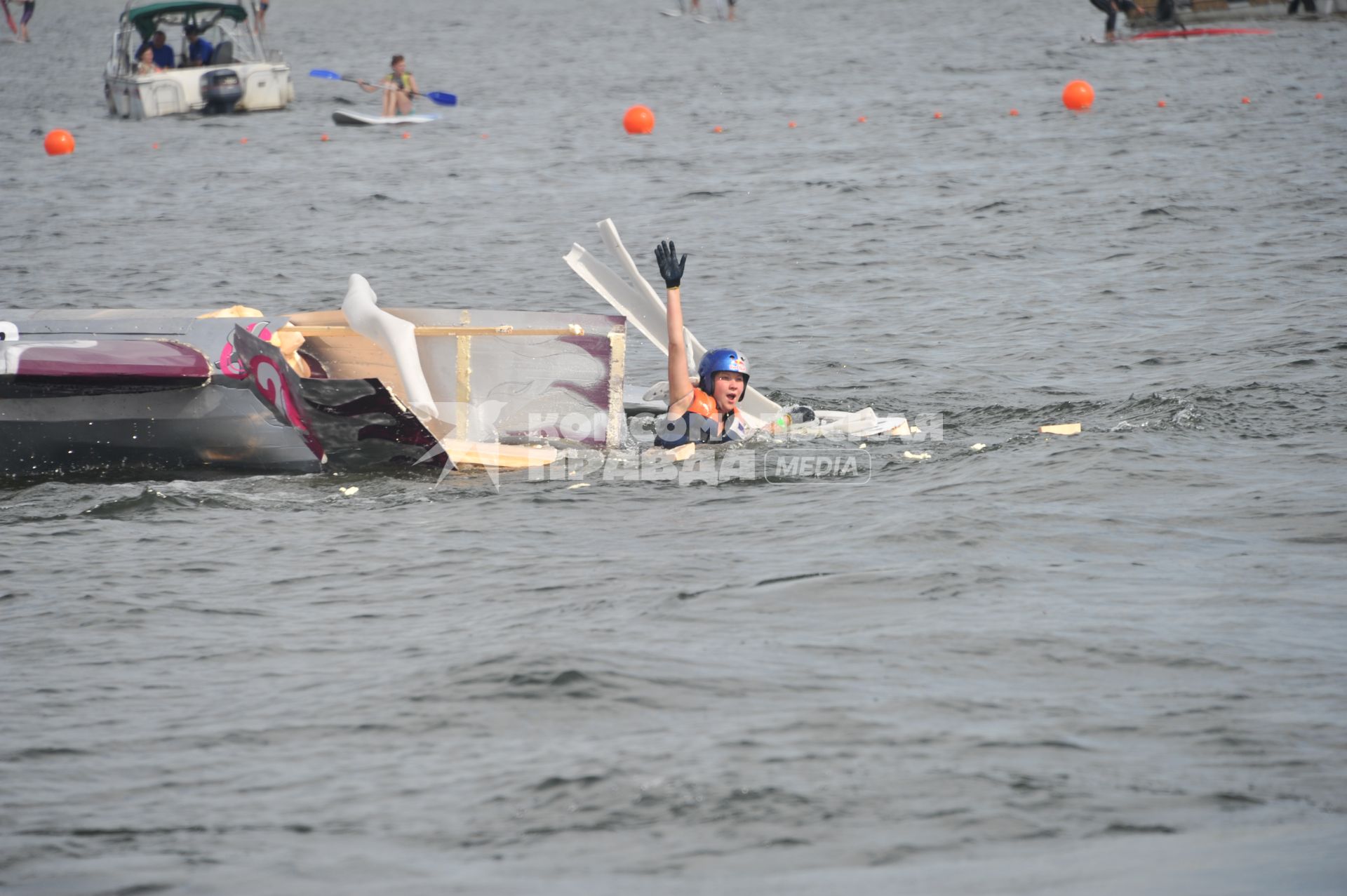 7 августа 2011 в Строгинской пойме Москвы-реки, состоялся Red Bull Flugtag, Парад самых разнообразных самодельных летательных аппаратов.