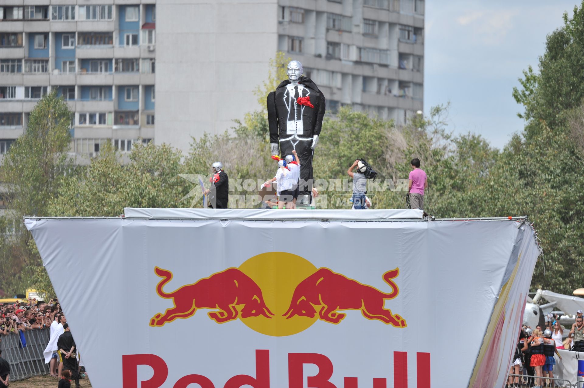 7 августа 2011 в Строгинской пойме Москвы-реки, состоялся Red Bull Flugtag, Парад самых разнообразных самодельных летательных аппаратов.