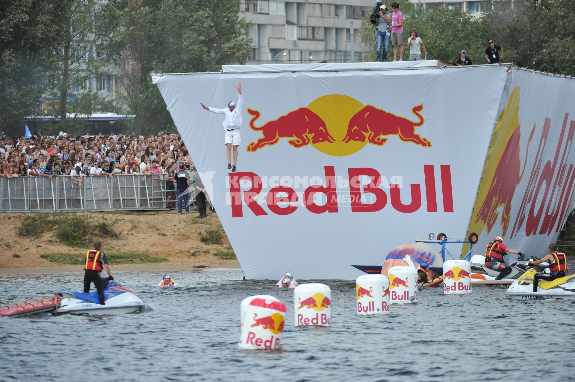 7 августа 2011 в Строгинской пойме Москвы-реки, состоялся Red Bull Flugtag, Парад самых разнообразных самодельных летательных аппаратов.