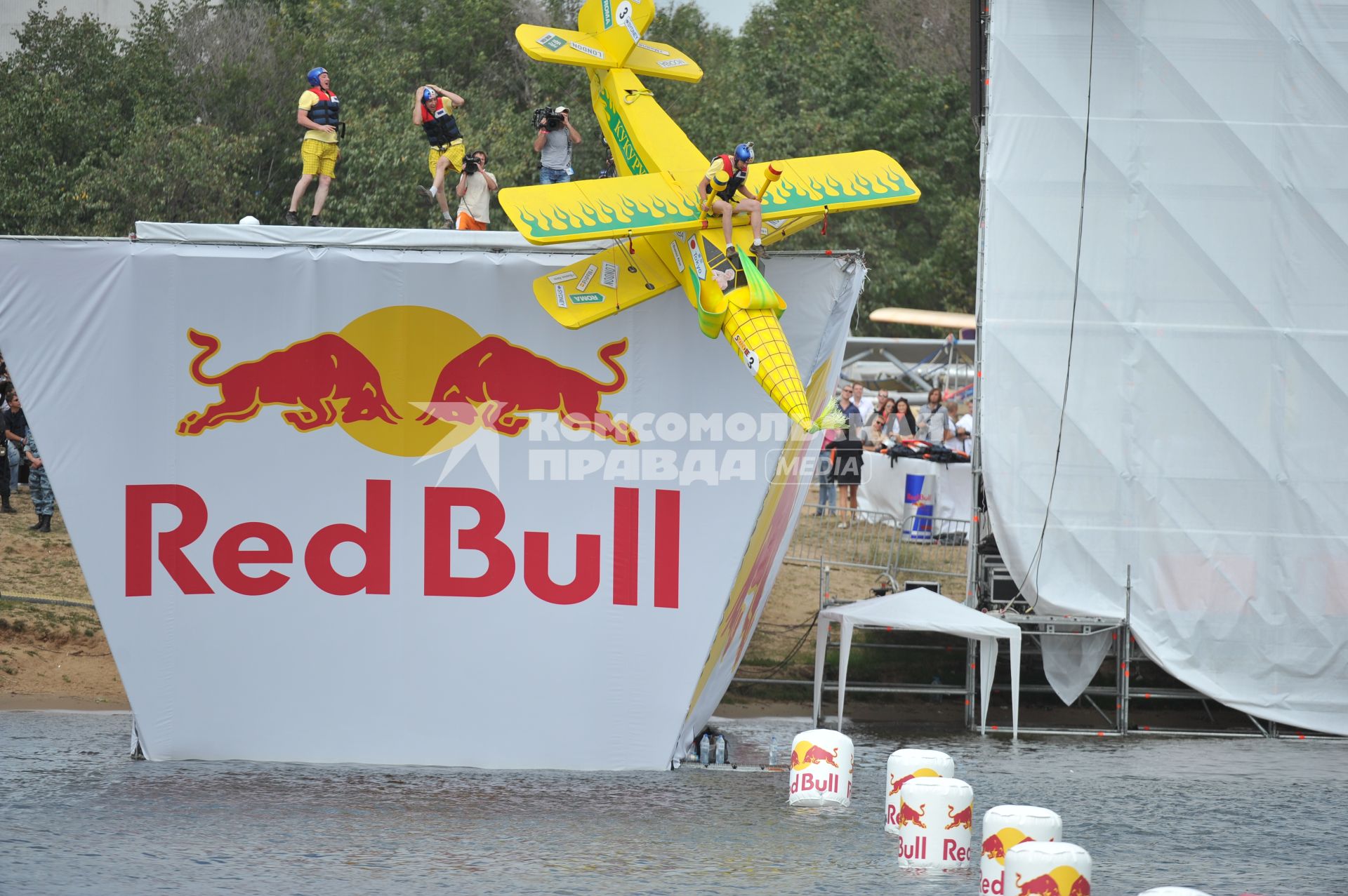 7 августа 2011 в Строгинской пойме Москвы-реки, состоялся Red Bull Flugtag, Парад самых разнообразных самодельных летательных аппаратов.