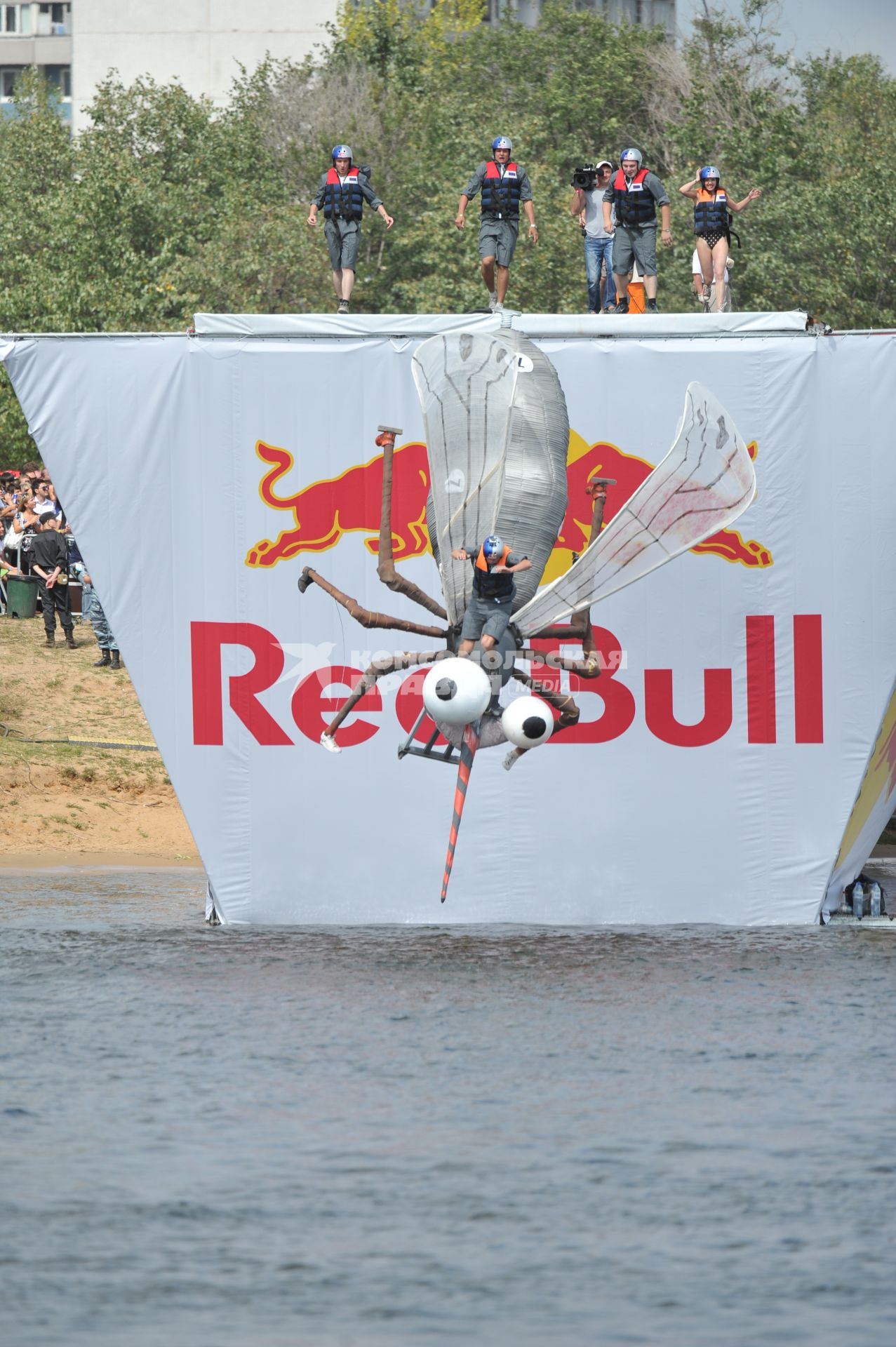 7 августа 2011 в Строгинской пойме Москвы-реки, состоялся Red Bull Flugtag, Парад самых разнообразных самодельных летательных аппаратов.