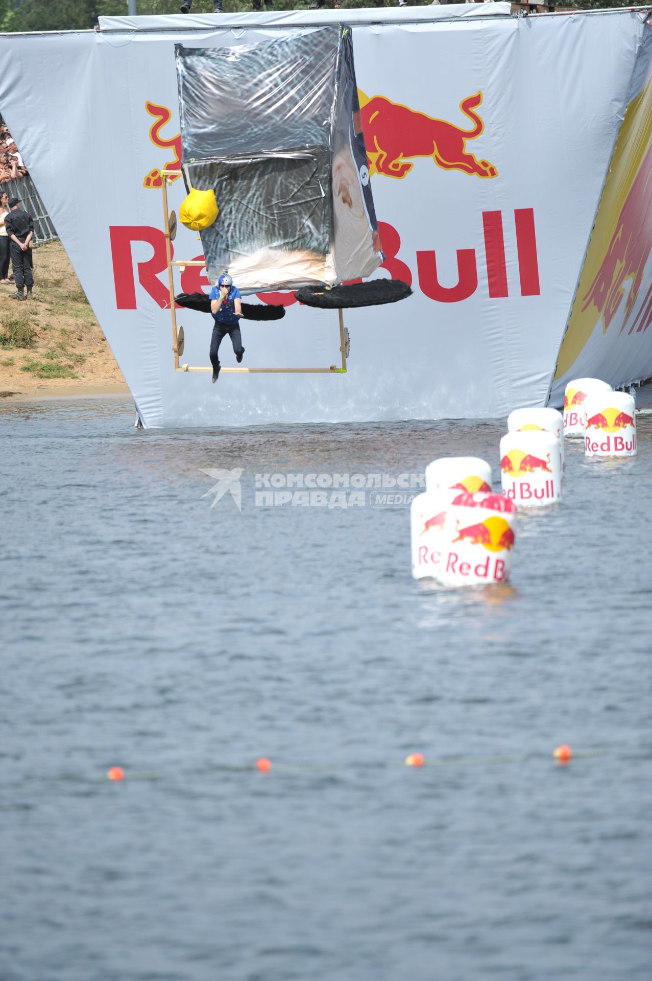 7 августа 2011 в Строгинской пойме Москвы-реки, состоялся Red Bull Flugtag, Парад самых разнообразных самодельных летательных аппаратов.