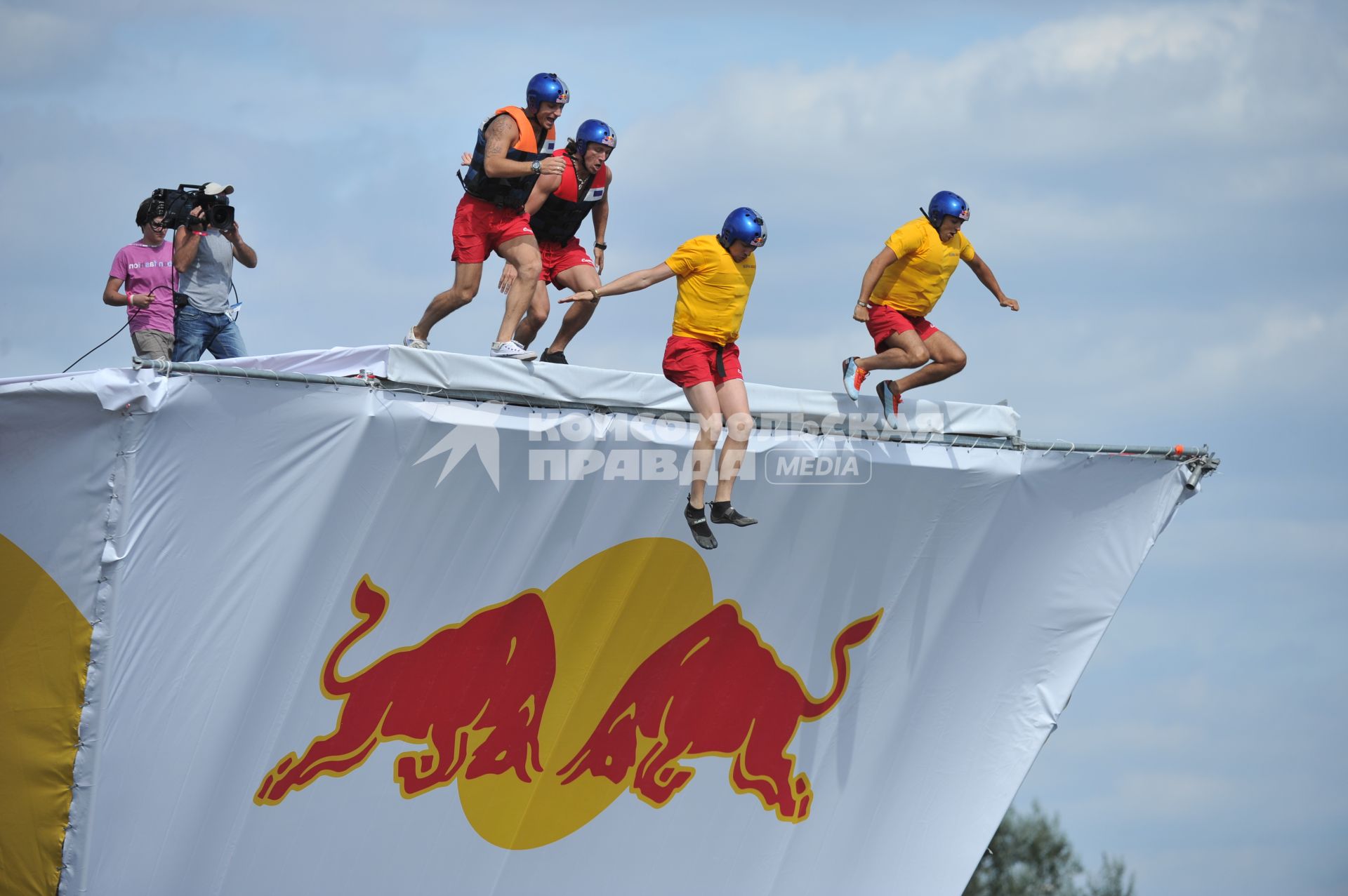 7 августа 2011 в Строгинской пойме Москвы-реки, состоялся Red Bull Flugtag, Парад самых разнообразных самодельных летательных аппаратов. Участники.