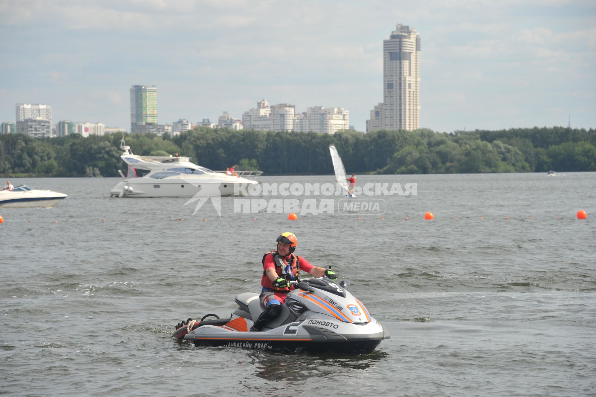 7 августа 2011 в Строгинской пойме Москвы-реки, состоялся Red Bull Flugtag, Парад самых разнообразных самодельных летательных аппаратов. Спасатель.