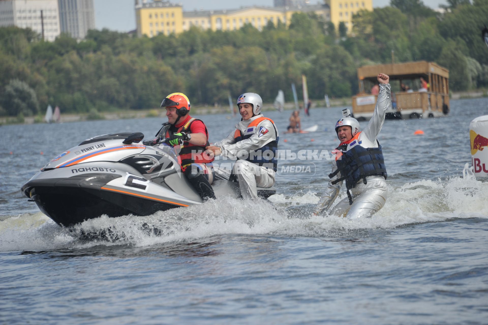 7 августа 2011 в Строгинской пойме Москвы-реки, состоялся Red Bull Flugtag, Парад самых разнообразных самодельных летательных аппаратов. Спасатель и участники.