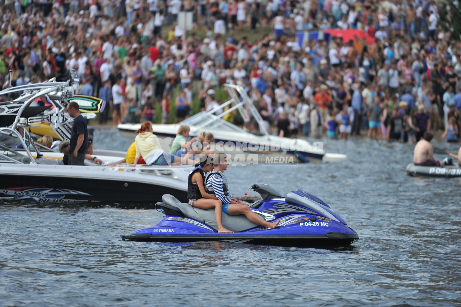 7 августа 2011 в Строгинской пойме Москвы-реки, состоялся Red Bull Flugtag, Парад самых разнообразных самодельных летательных аппаратов. Зрители.