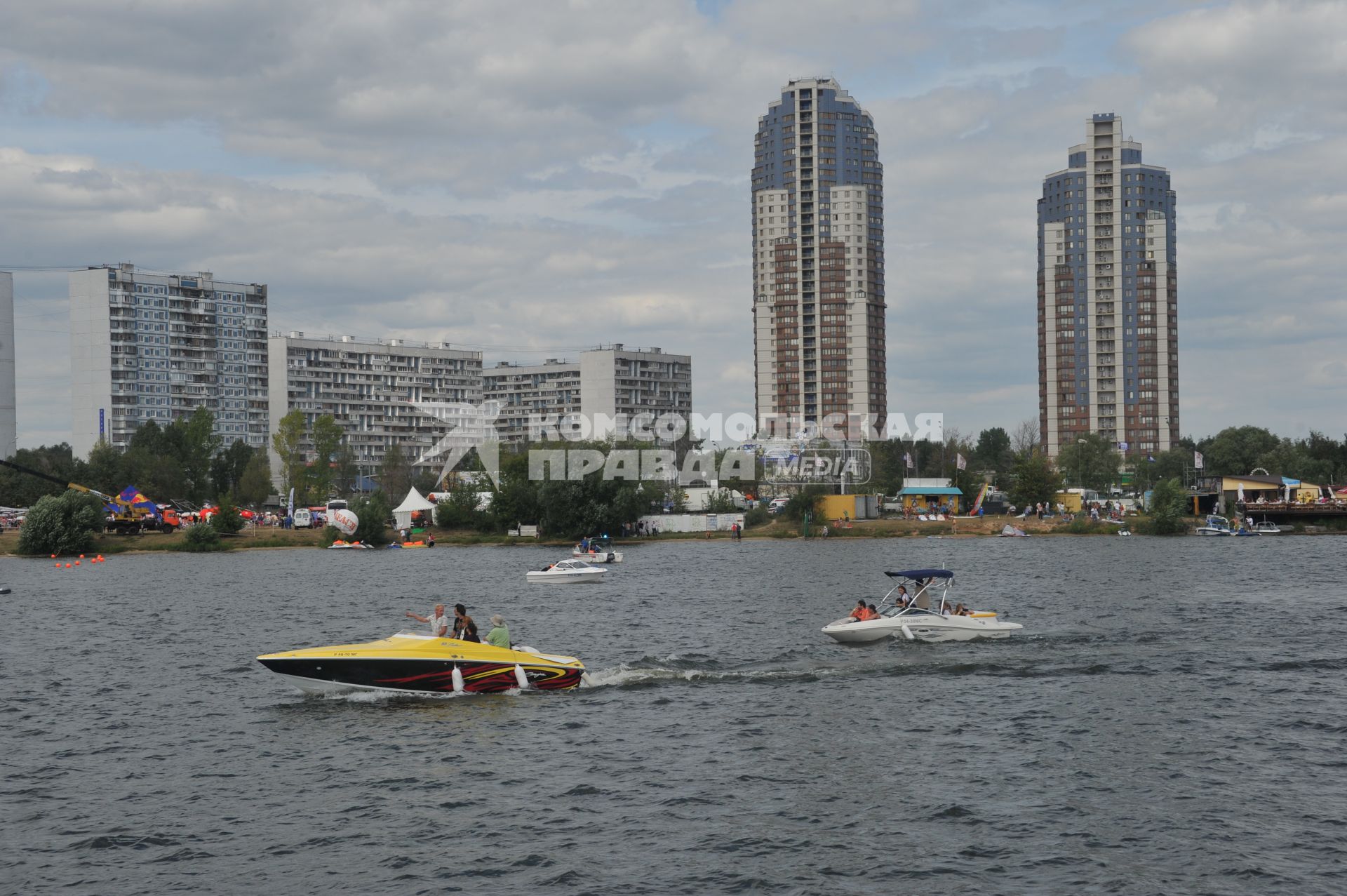 7 августа 2011 в Строгинской пойме Москвы-реки, состоялся Red Bull Flugtag, Парад самых разнообразных самодельных летательных аппаратов. Зрители.