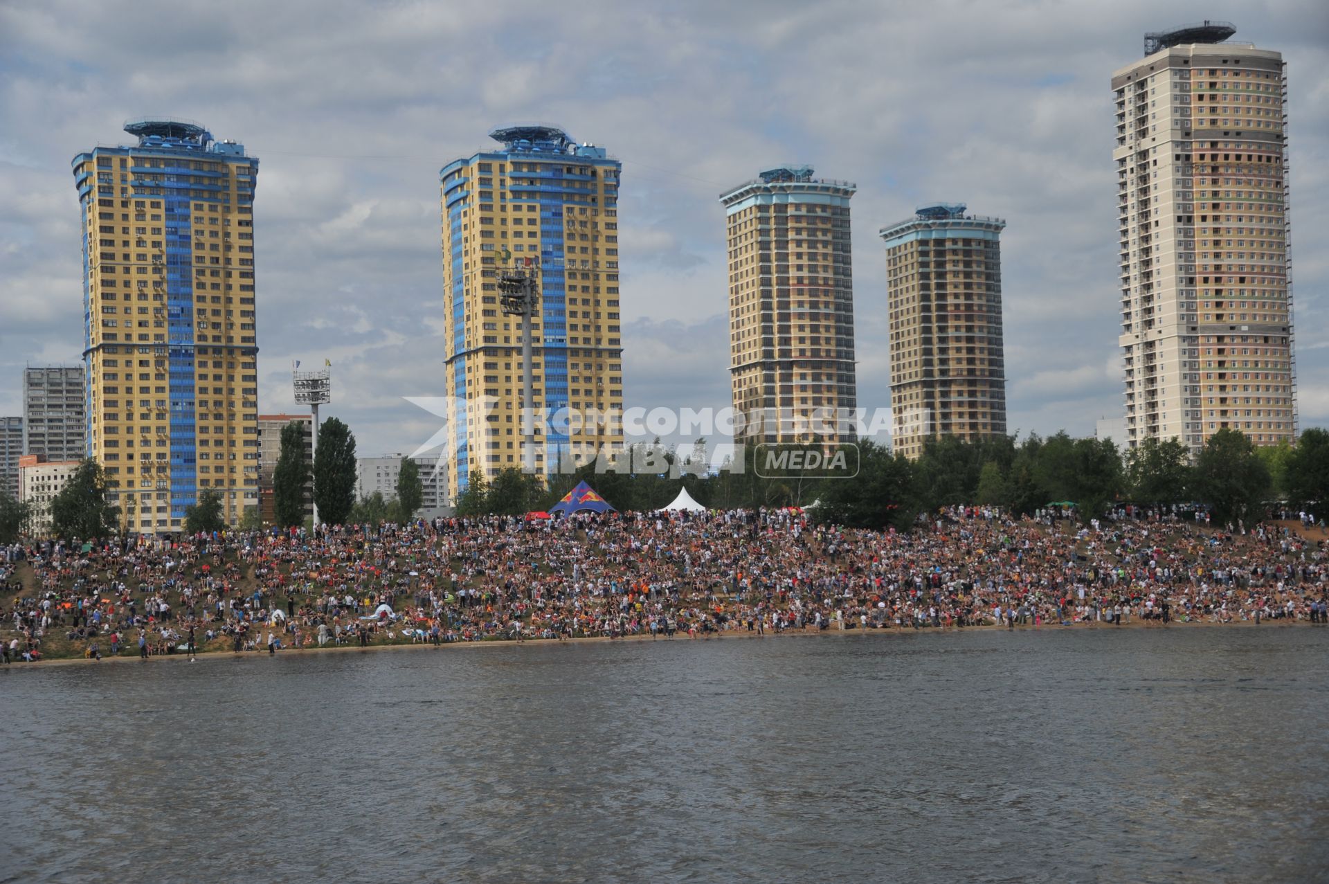 7 августа 2011 в Строгинской пойме Москвы-реки, состоялся Red Bull Flugtag, Парад самых разнообразных самодельных летательных аппаратов. Зрители.