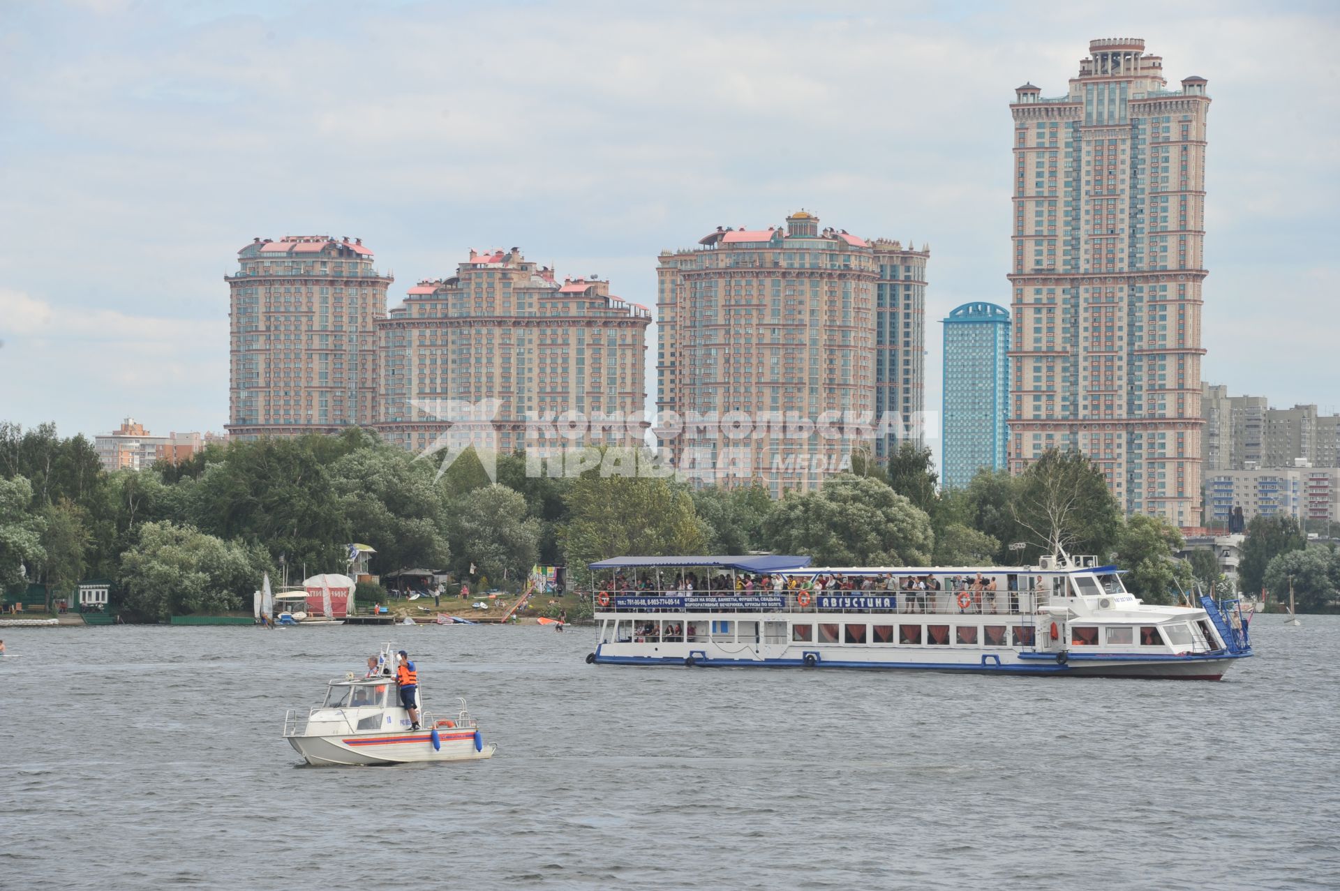 7 августа 2011 в Строгинской пойме Москвы-реки, состоялся Red Bull Flugtag, Парад самых разнообразных самодельных летательных аппаратов. Жилой комплекс Алые паруса.