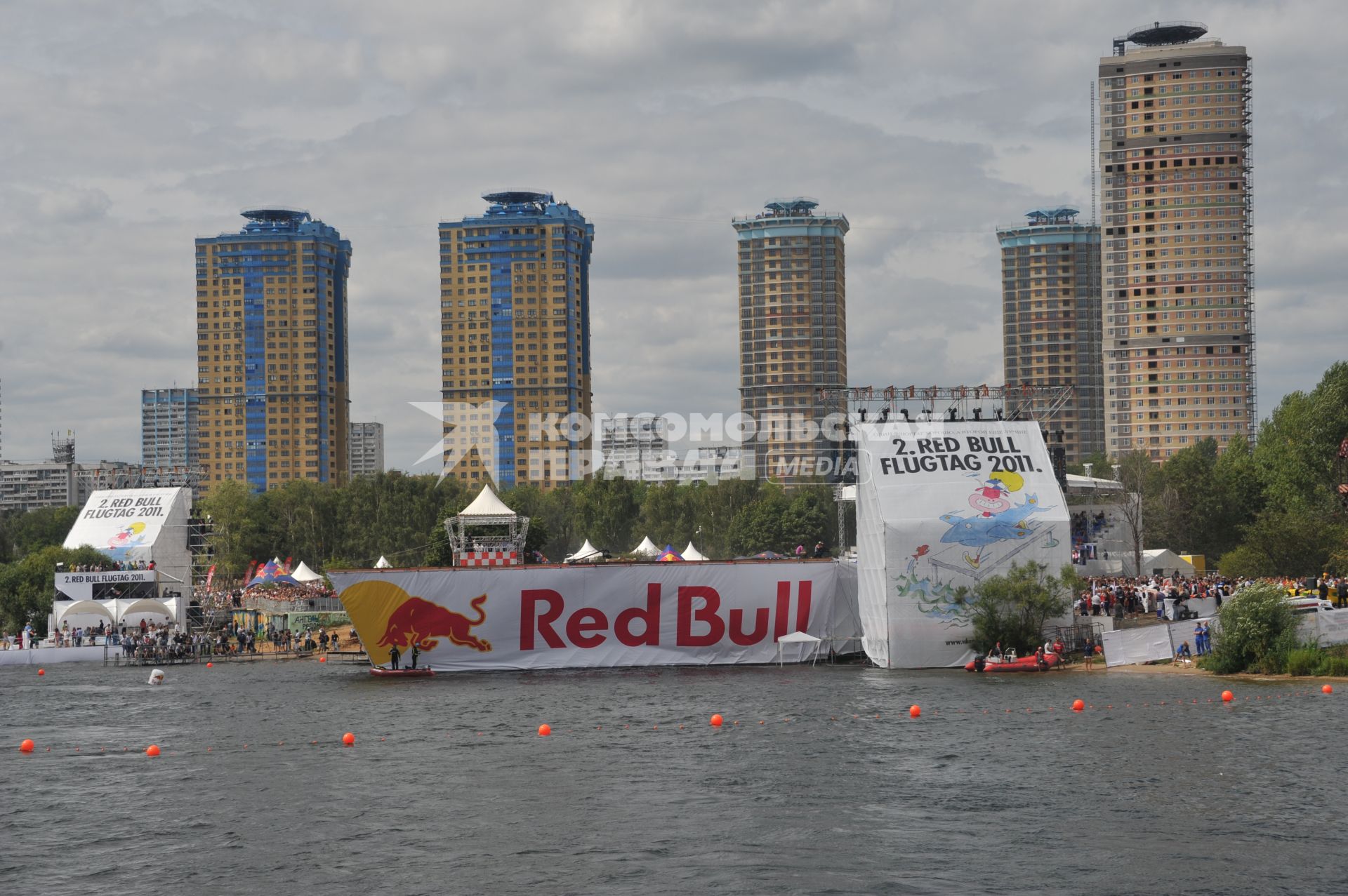 7 августа 2011 в Строгинской пойме Москвы-реки, состоялся Red Bull Flugtag, Парад самых разнообразных самодельных летательных аппаратов.