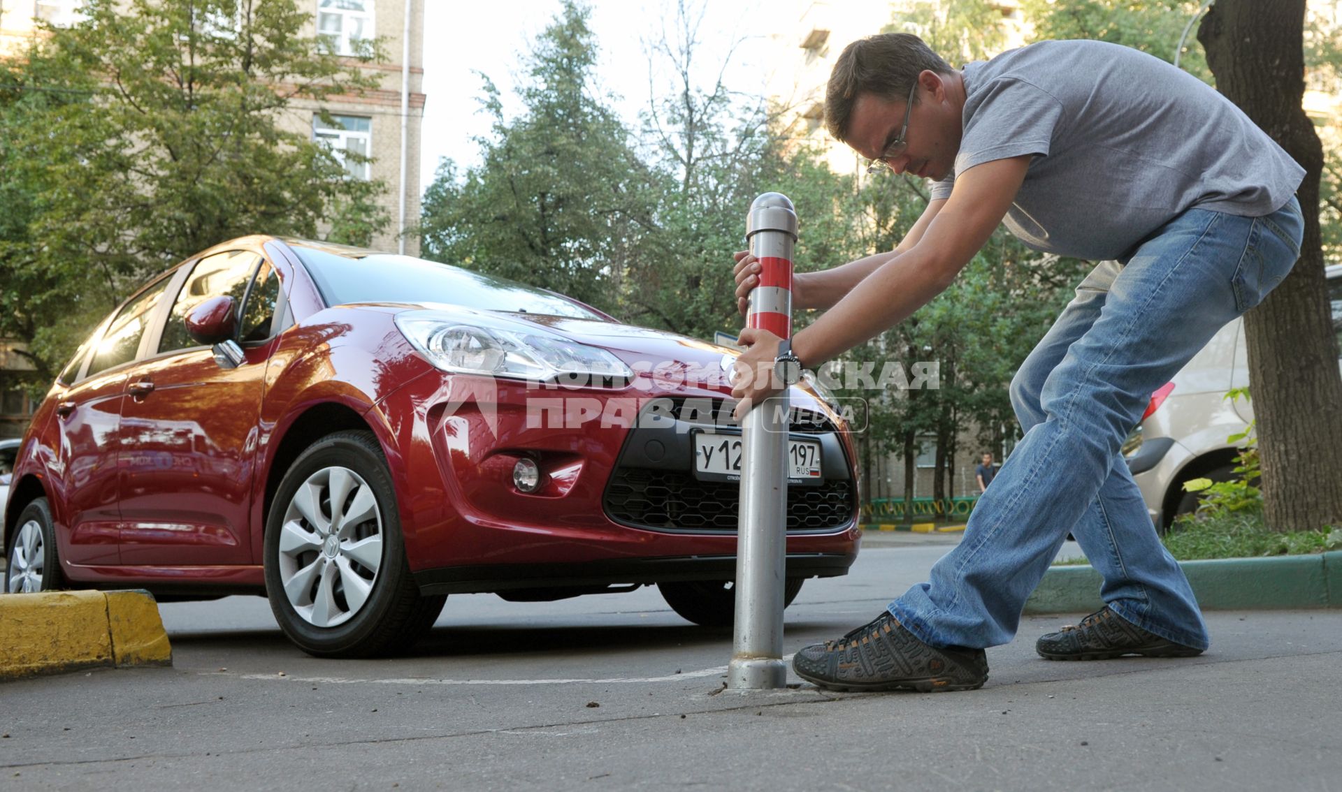 Молодой человек ломает парковочный столбик. 17 августа 2011 года.