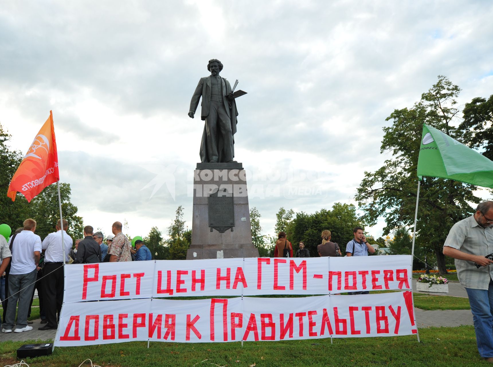 Всероссийская акция автомобилистов против роста цен на бензин. На снимке: плакат \"Рост цен на ГСМ - потеря доверия к правительству\". 17 августа 2011 года.