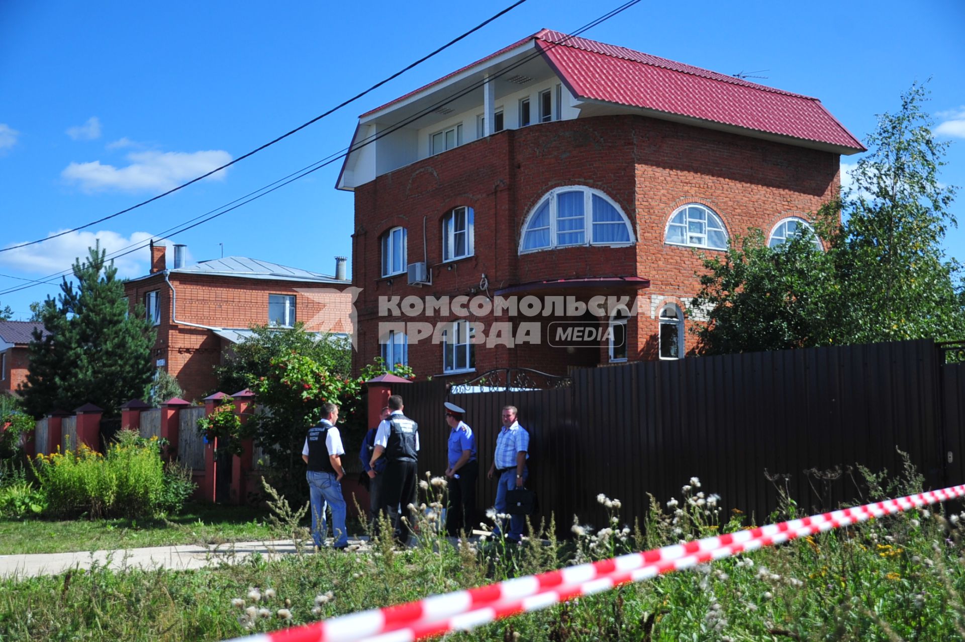На месте убийства мэра города Сергиев Посад Евгения Душко, который был застрелен в машине у своего дома. 22 августа 2011 года.