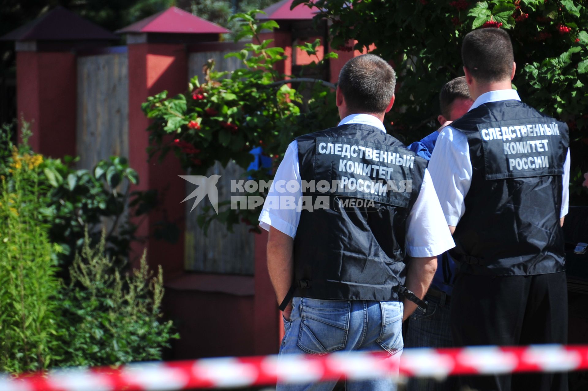 На месте убийства мэра города Сергиев Посад Евгения Душко, который был застрелен в машине у своего дома. 22 августа 2011 года.