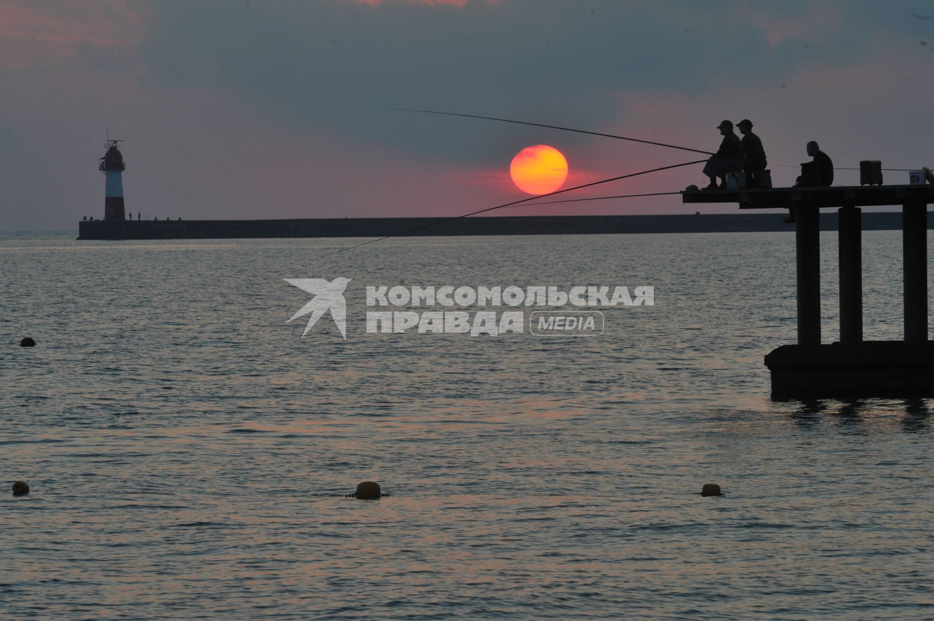 г. Сочи. Рыбаки на пирсе. Рыбалка.  Море, закат солнца. 14 июня 2011г.