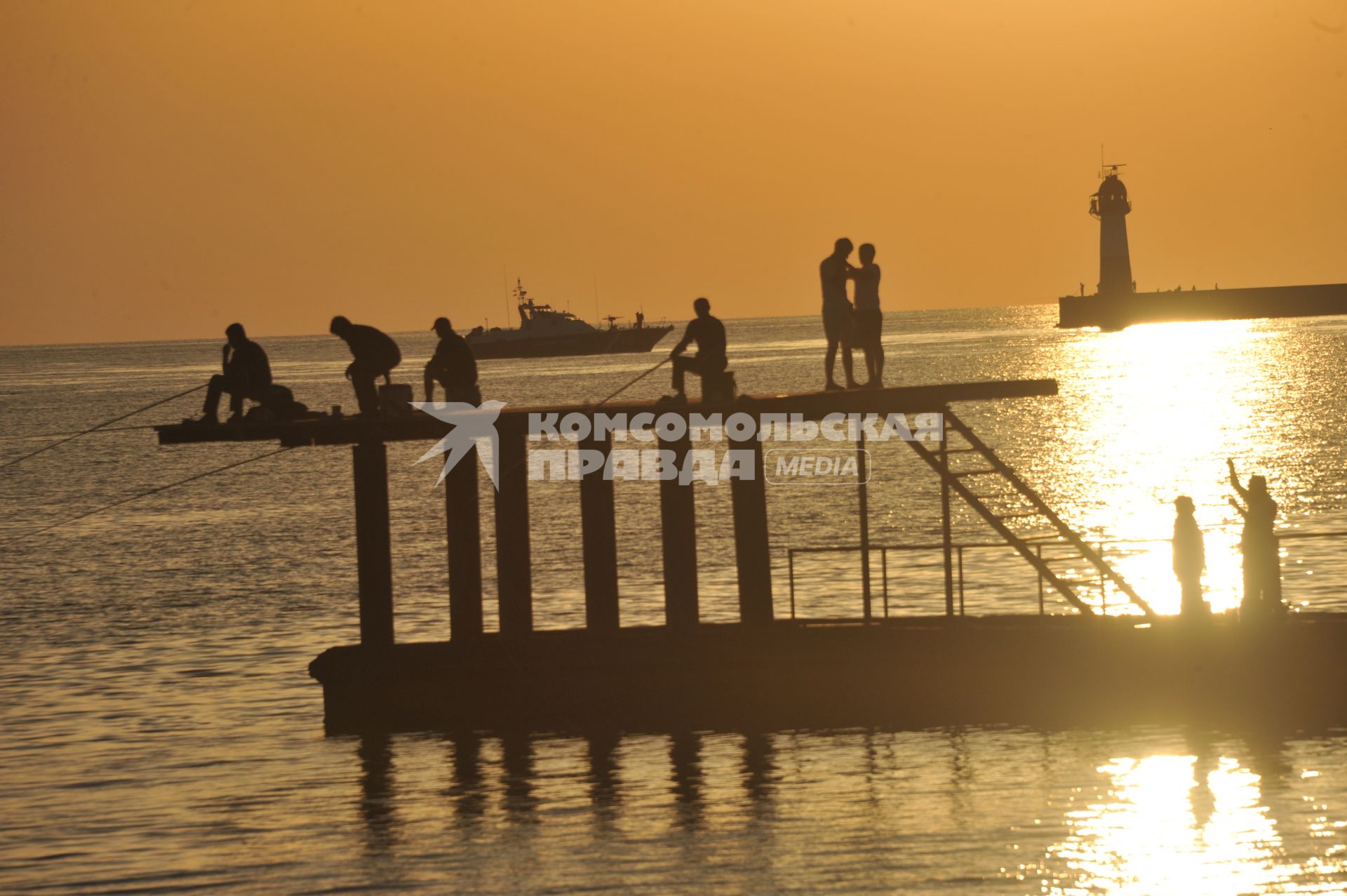 г. Сочи. Рыбаки на пирсе. Рыбалка.  Море, закат солнца. 14 июня 2011г.