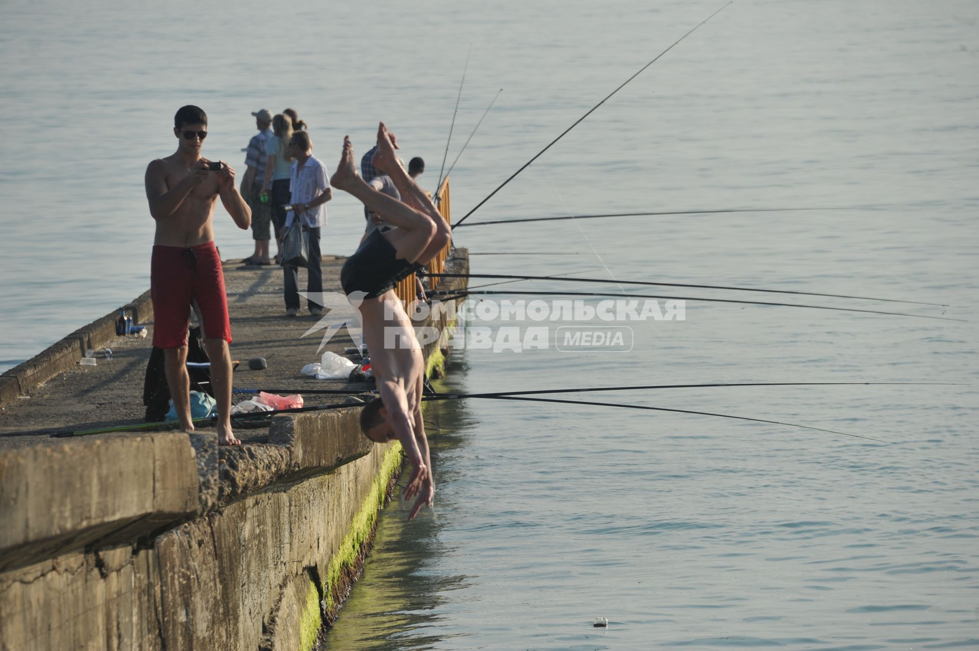 г.Сочи. Рыбаки на пирсе. Рыбалка. Мужчина прыгает в море. Море  Развлечение, отдых, отпуск. 14 июня 2011г.