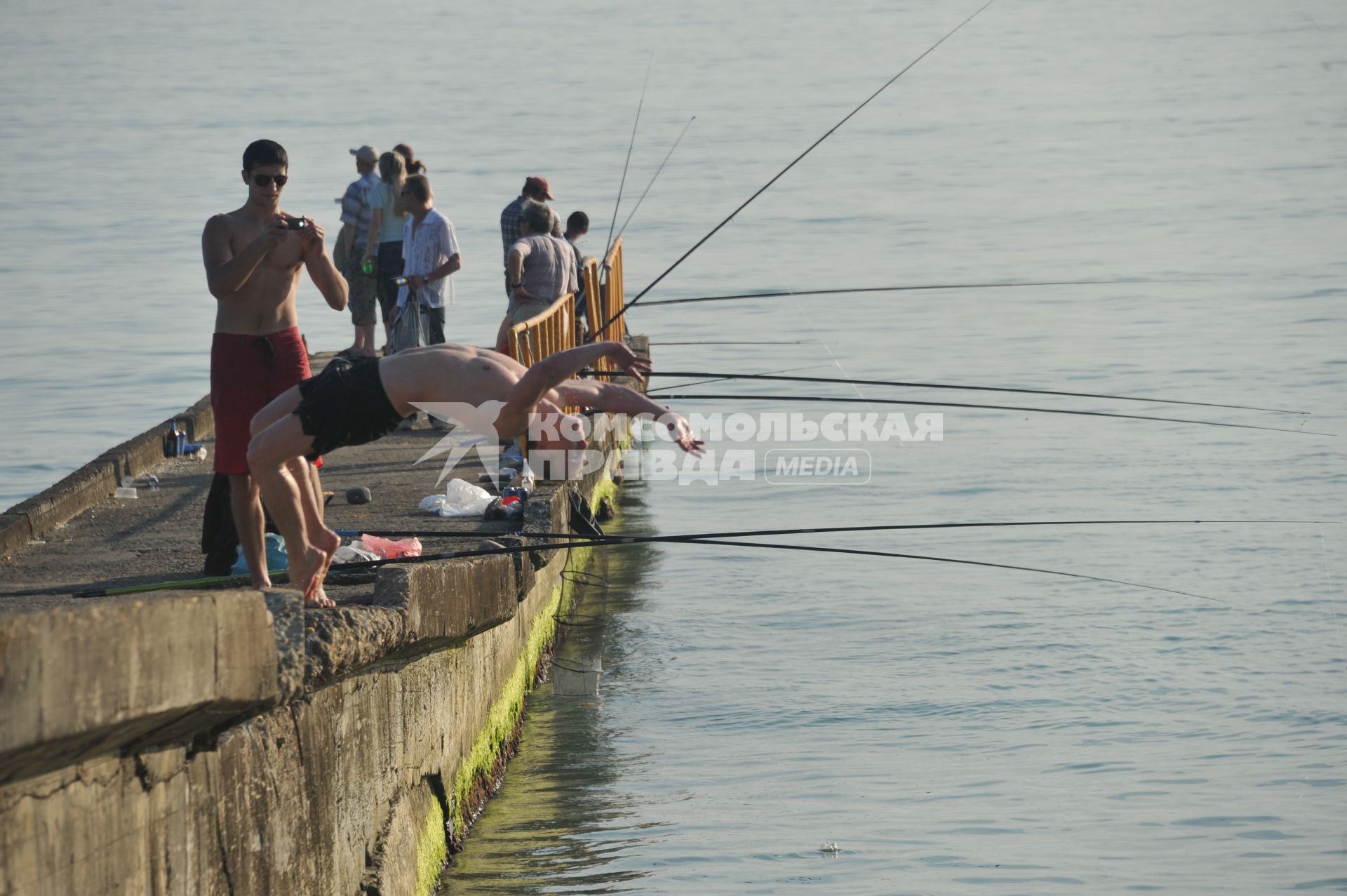 г.Сочи. Рыбаки на пирсе. Рыбалка. Мужчина прыгает в море. Море  Развлечение, отдых, отпуск. 14 июня 2011г.