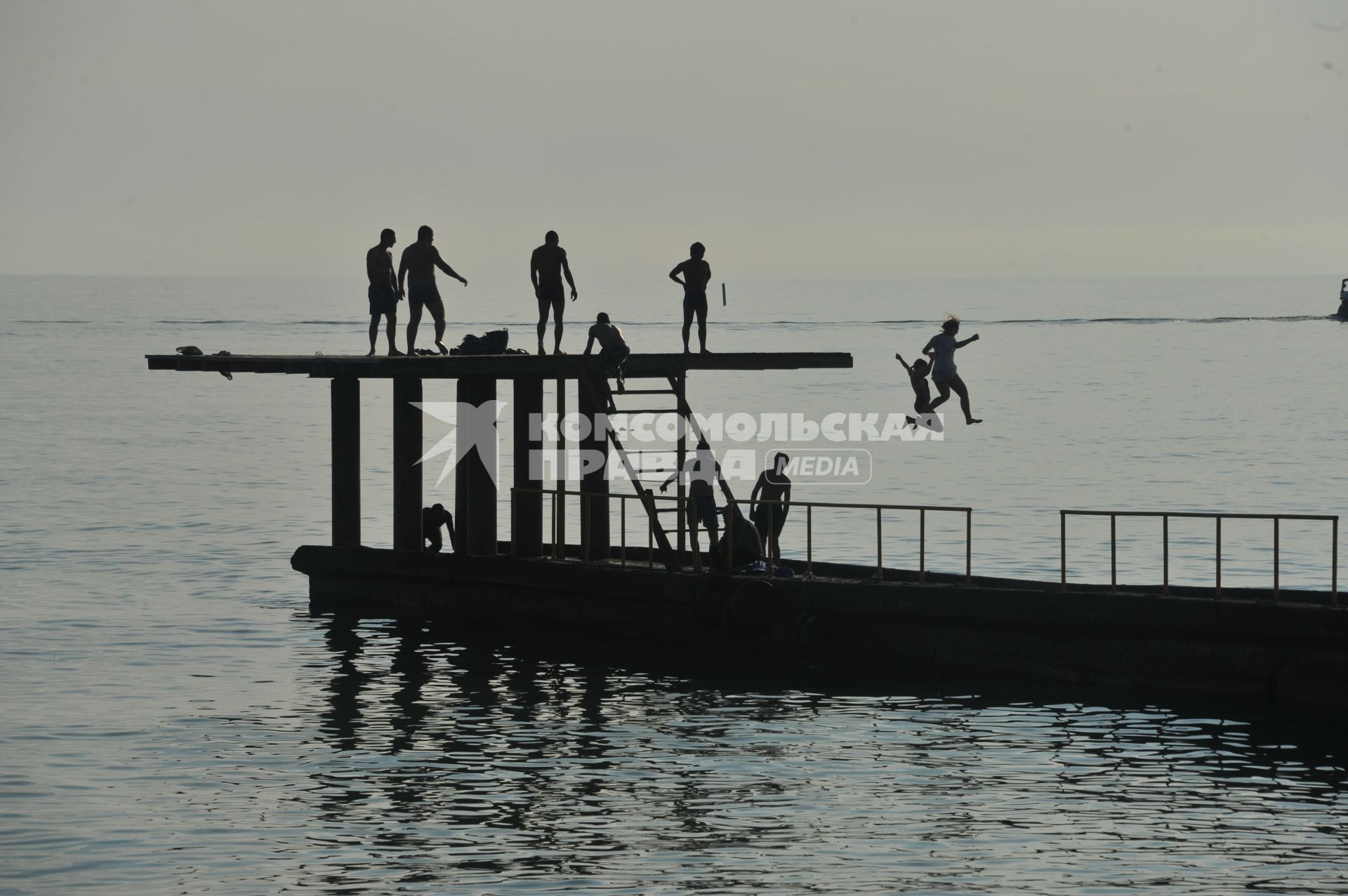 г.Сочи.  Люди прыгающие в море с пирса. Море  Развлечение, отдых, отпуск. 14 июня 2011г.